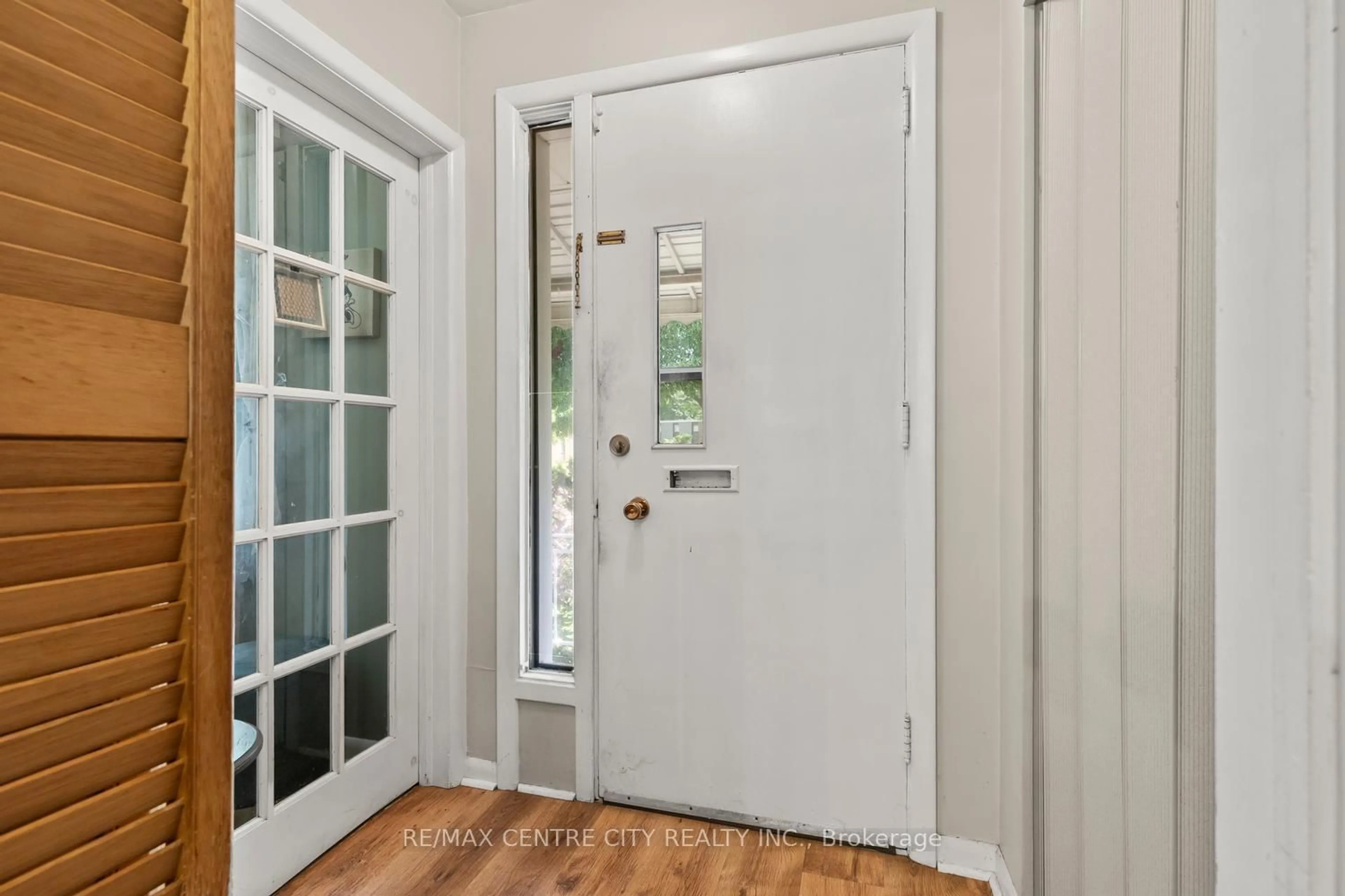 Indoor entryway for 219 Fairway Ave, London East Ontario N5W 1J2