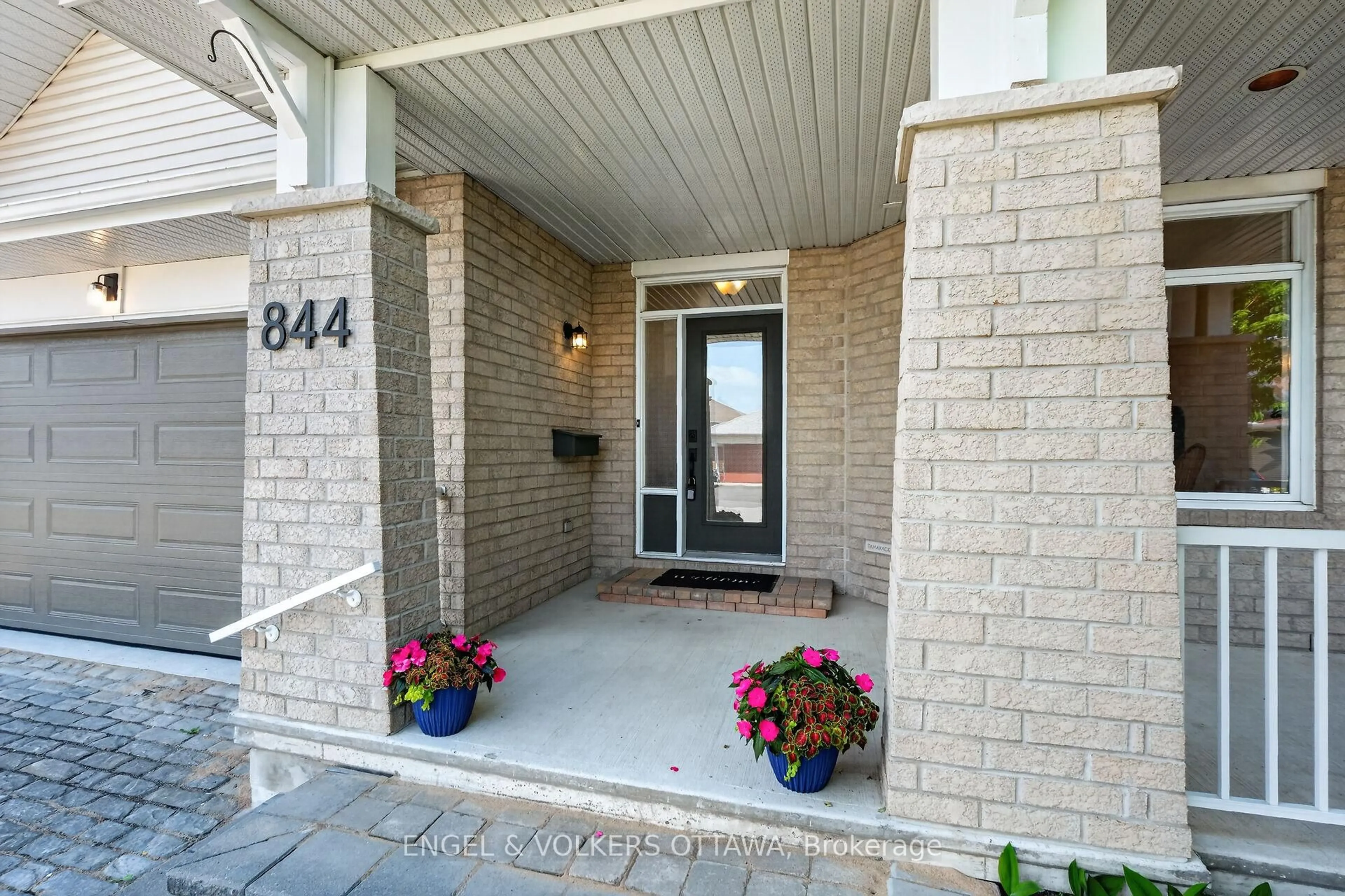 Indoor entryway for 844 Swallowtail Cres, Ottawa Ontario K4A 4M5