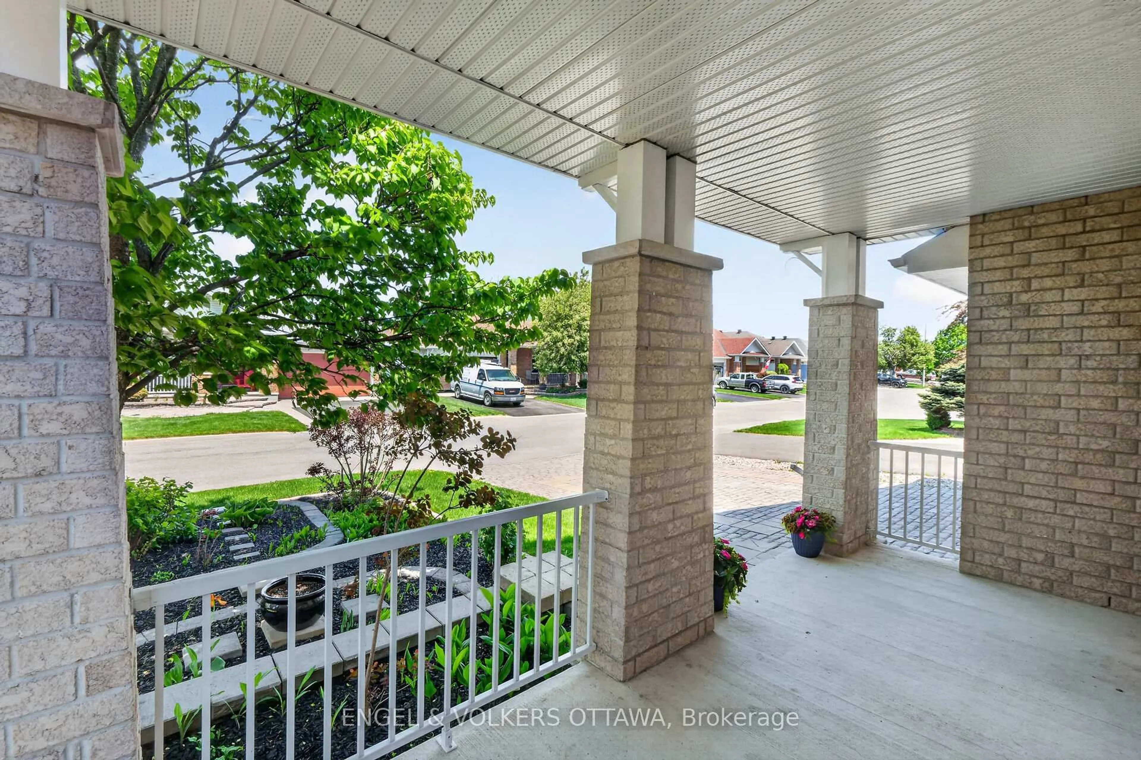 Patio, street for 844 Swallowtail Cres, Ottawa Ontario K4A 4M5