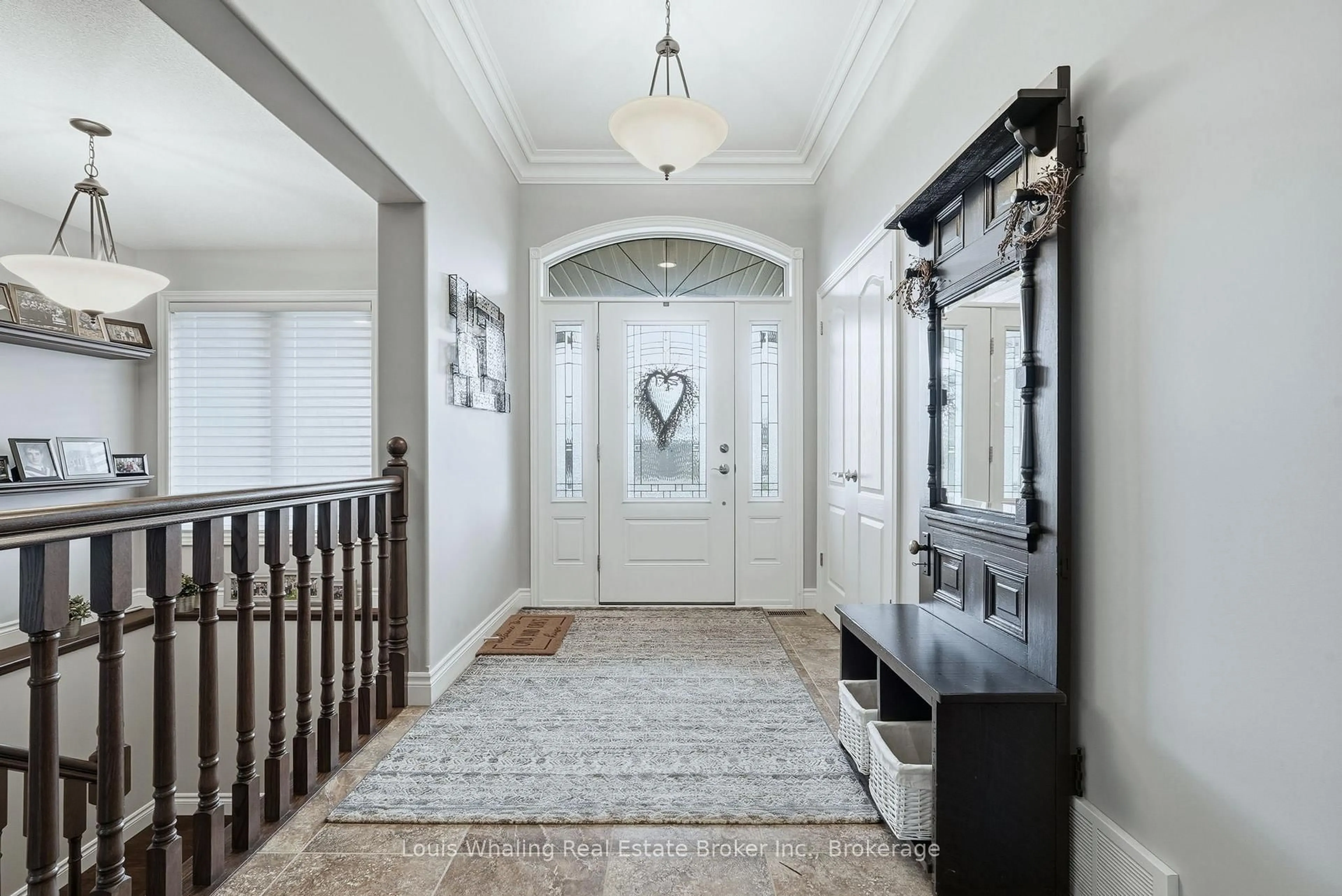 Indoor entryway for 405 2nd St, Hanover Ontario N4N 3T9