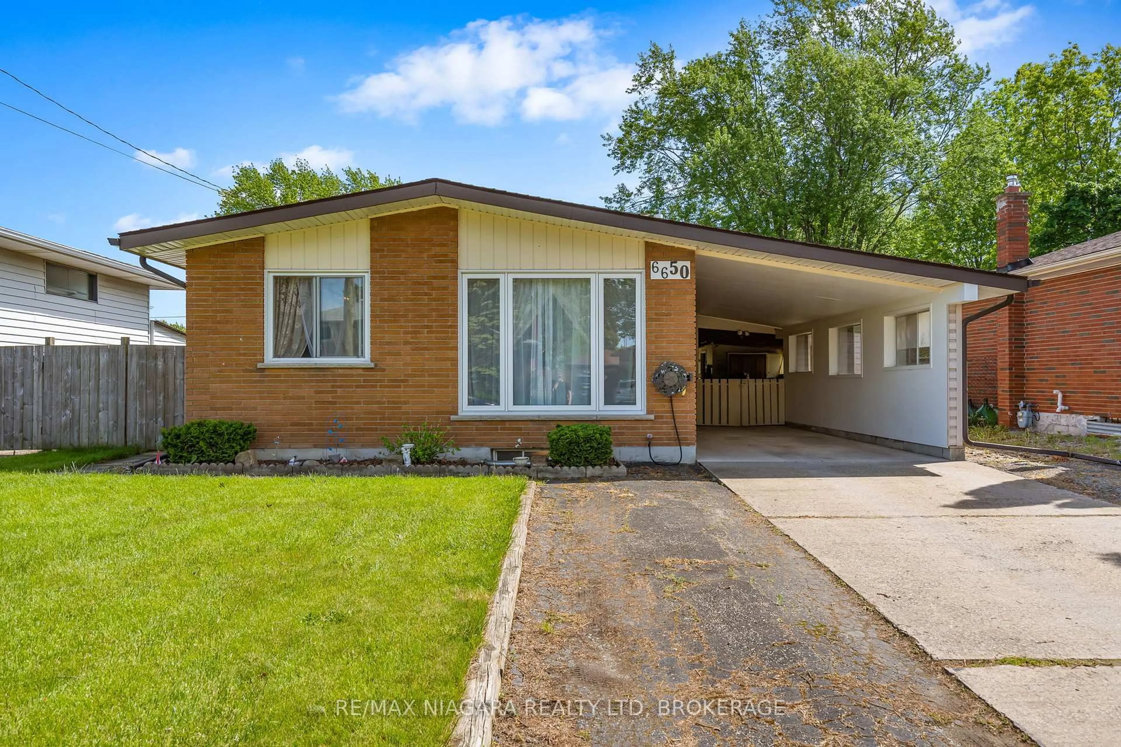 Home with vinyl exterior material, street for 6650 Hawkins St, Niagara Falls Ontario L2G 3B7