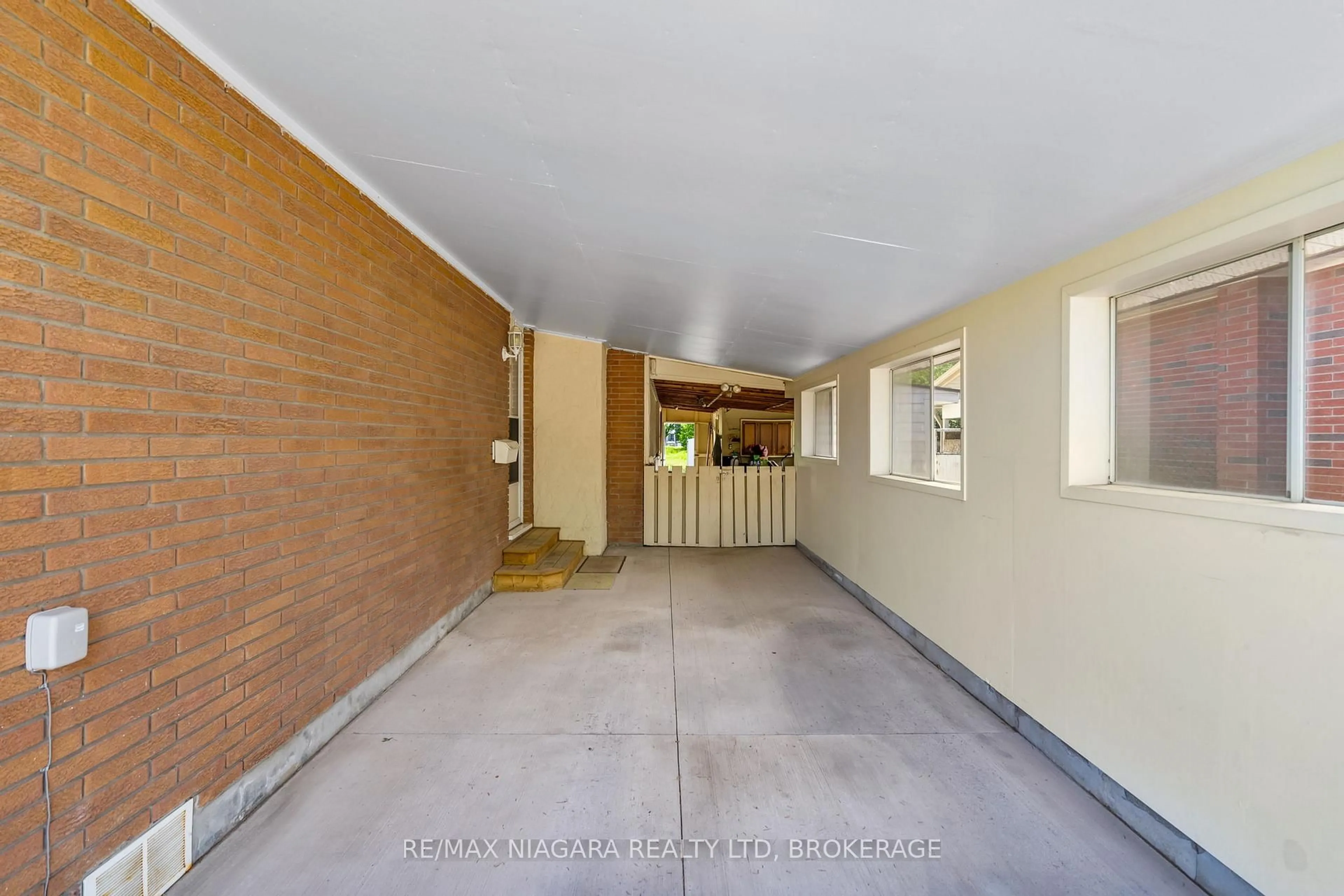 Indoor foyer for 6650 Hawkins St, Niagara Falls Ontario L2G 3B7