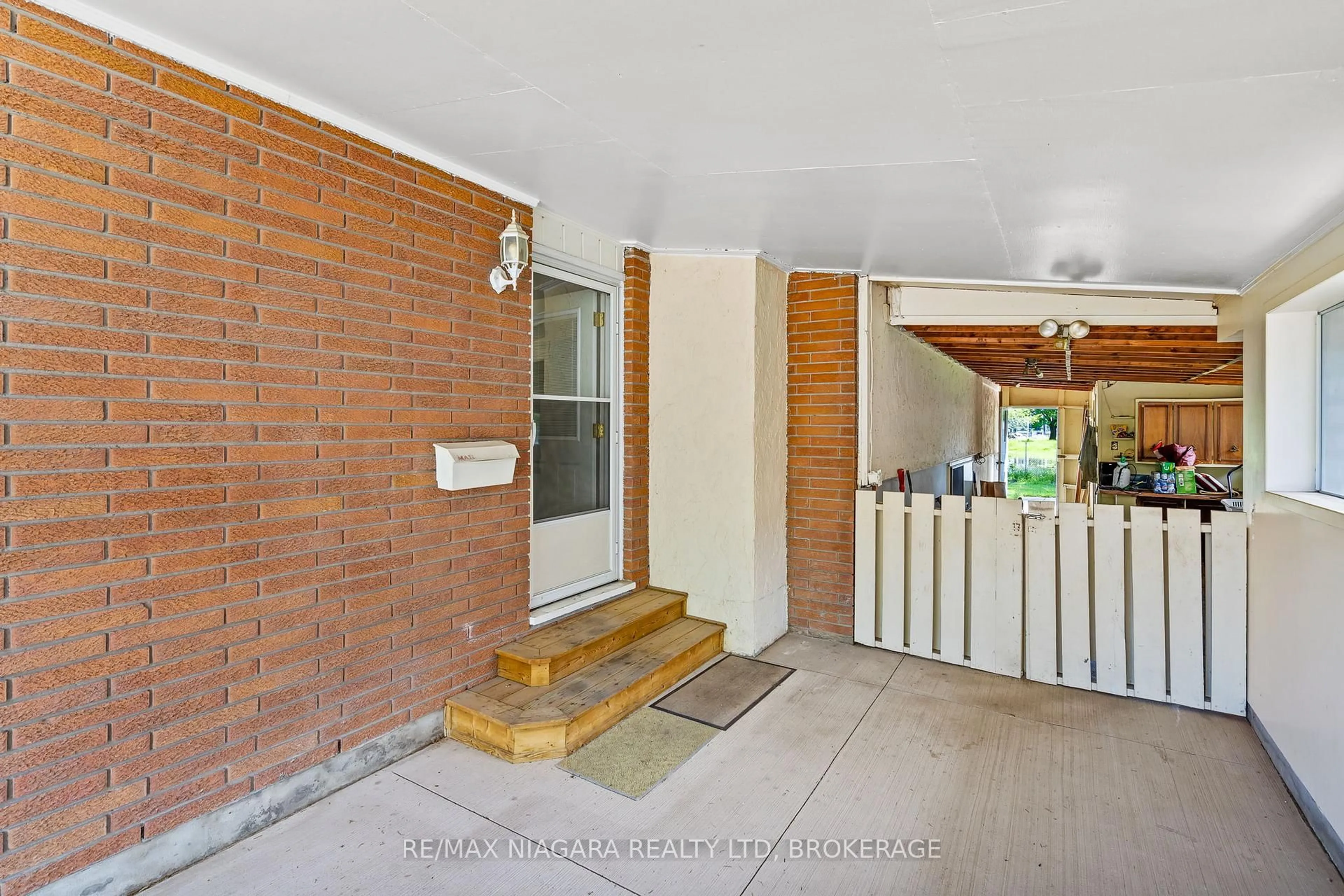 Indoor entryway for 6650 Hawkins St, Niagara Falls Ontario L2G 3B7