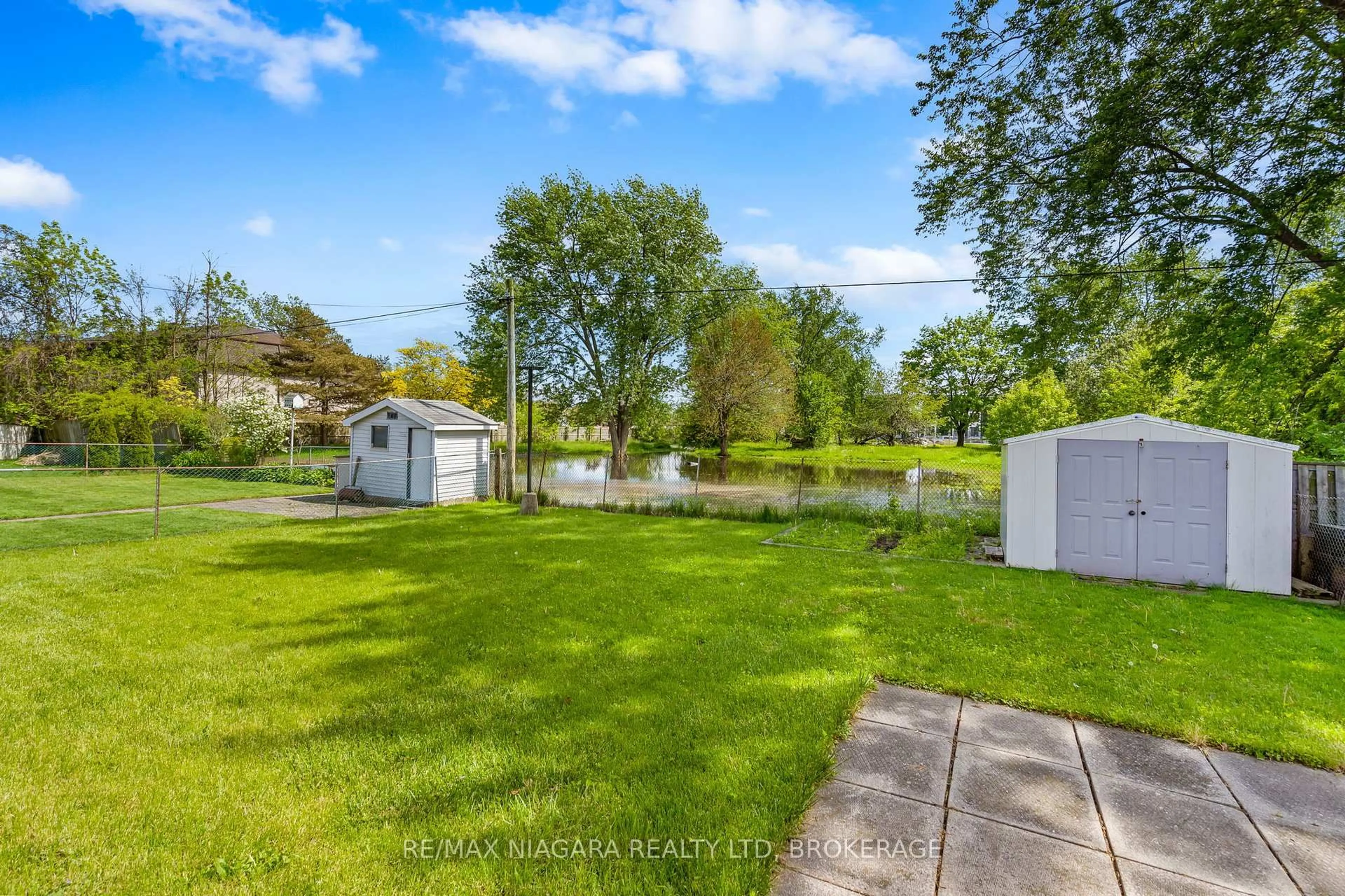A pic from outside/outdoor area/front of a property/back of a property/a pic from drone, water/lake/river/ocean view for 6650 Hawkins St, Niagara Falls Ontario L2G 3B7