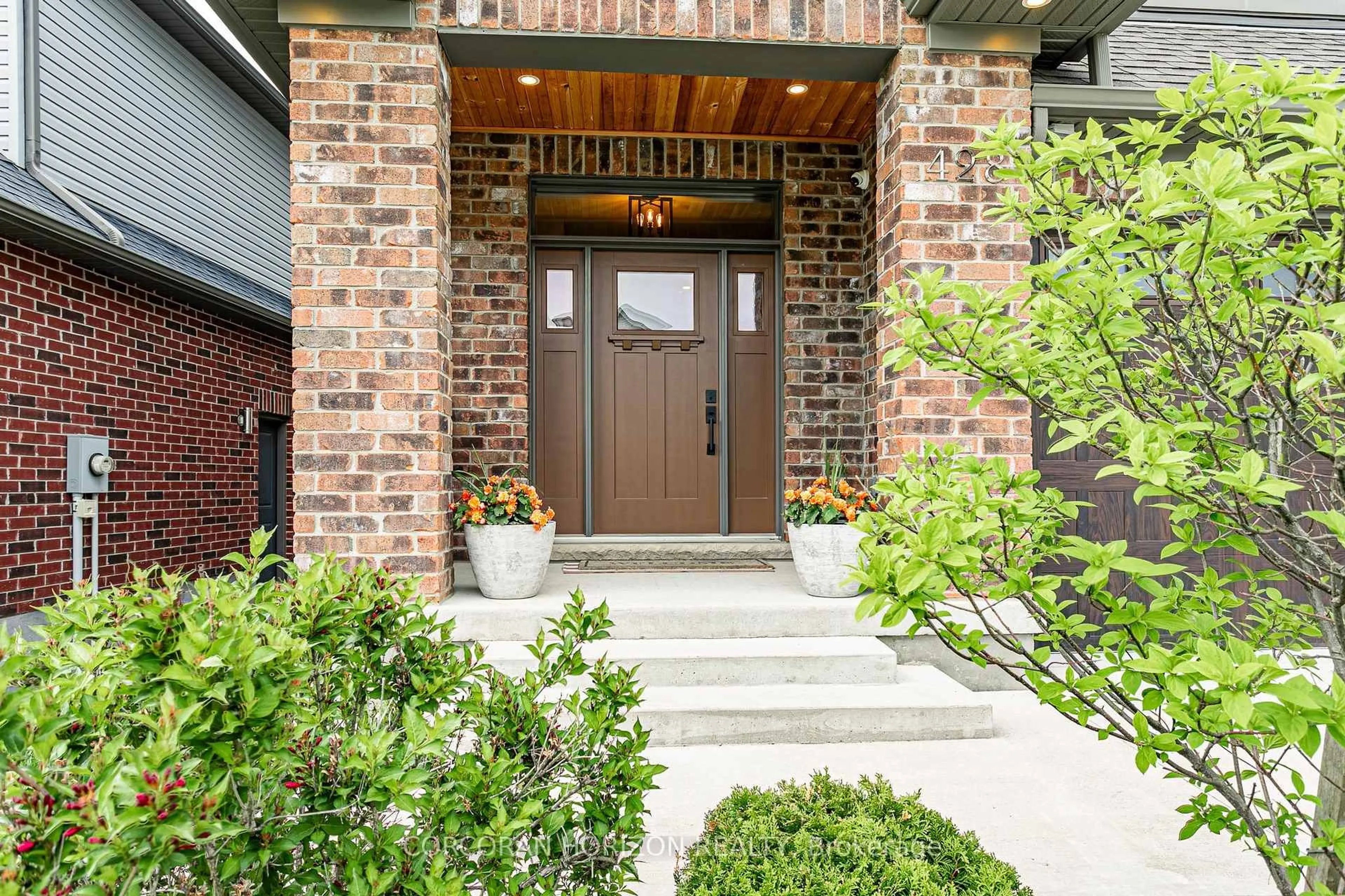 Indoor entryway for 428 Twinleaf St, Waterloo Ontario N2J 3Z4