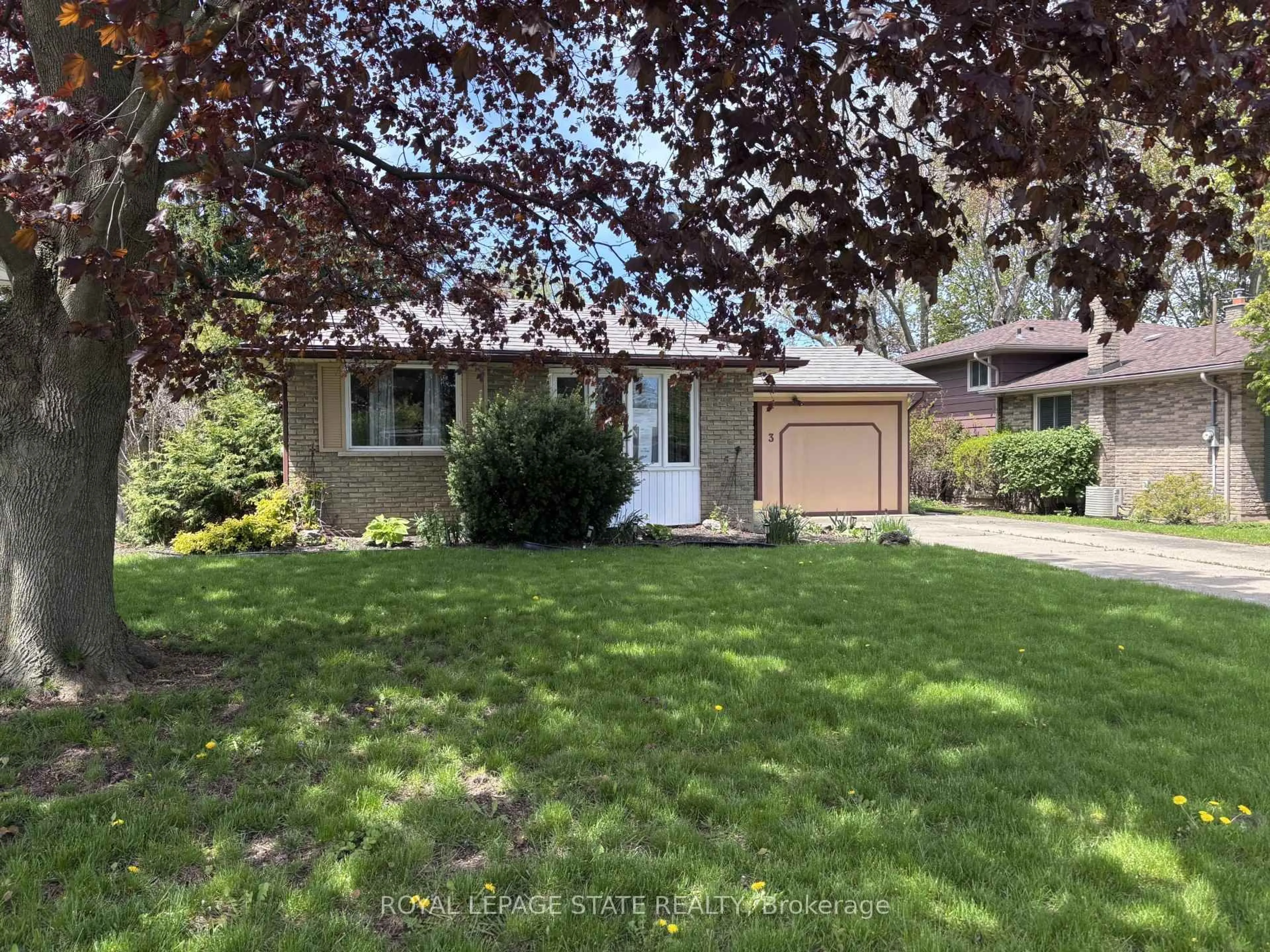 Home with vinyl exterior material, street for 3 GOVERNOR SIMCOE Dr, St. Catharines Ontario L2N 3J1