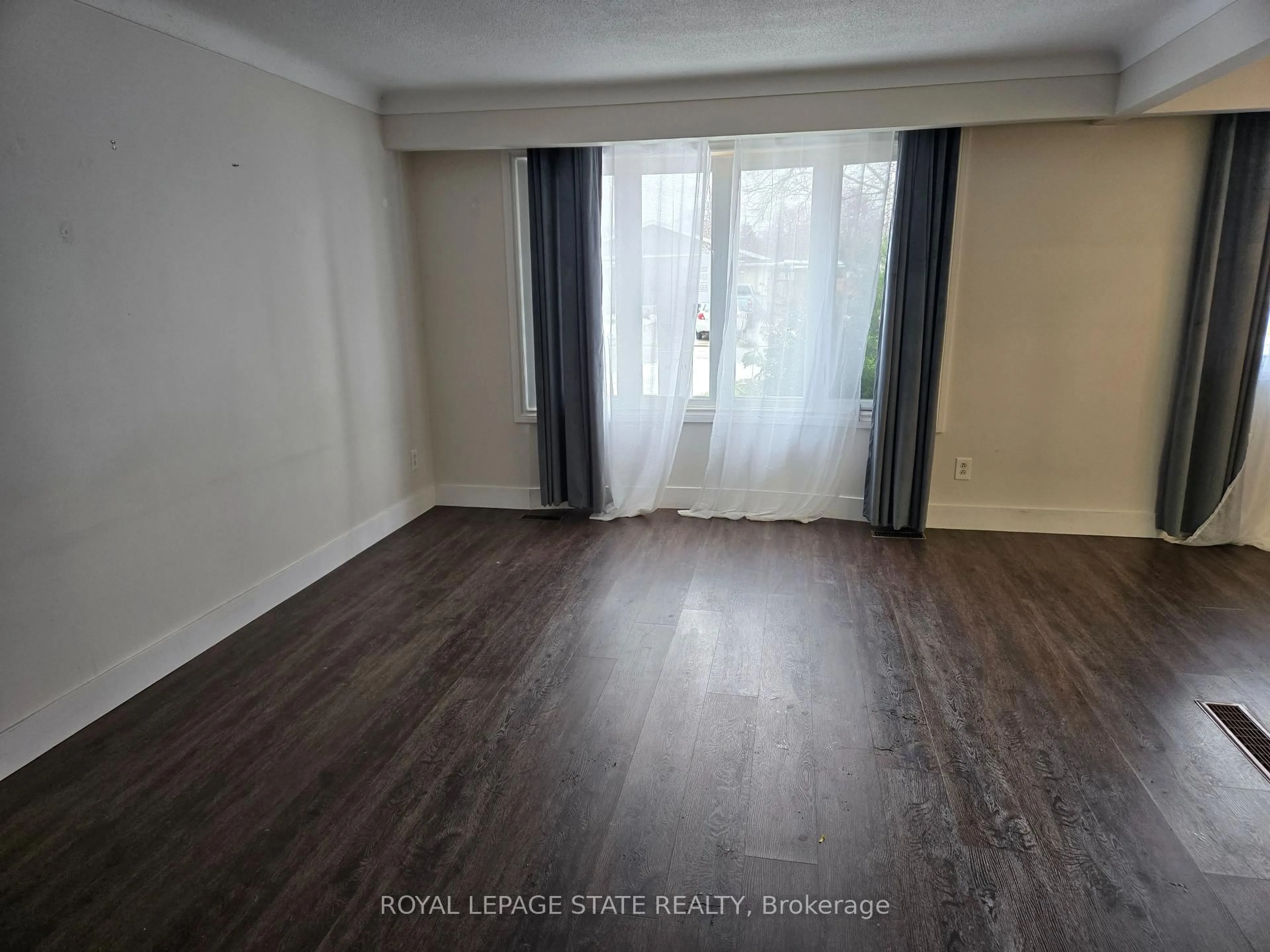 A pic of a room for 3 GOVERNOR SIMCOE Dr, St. Catharines Ontario L2N 3J1