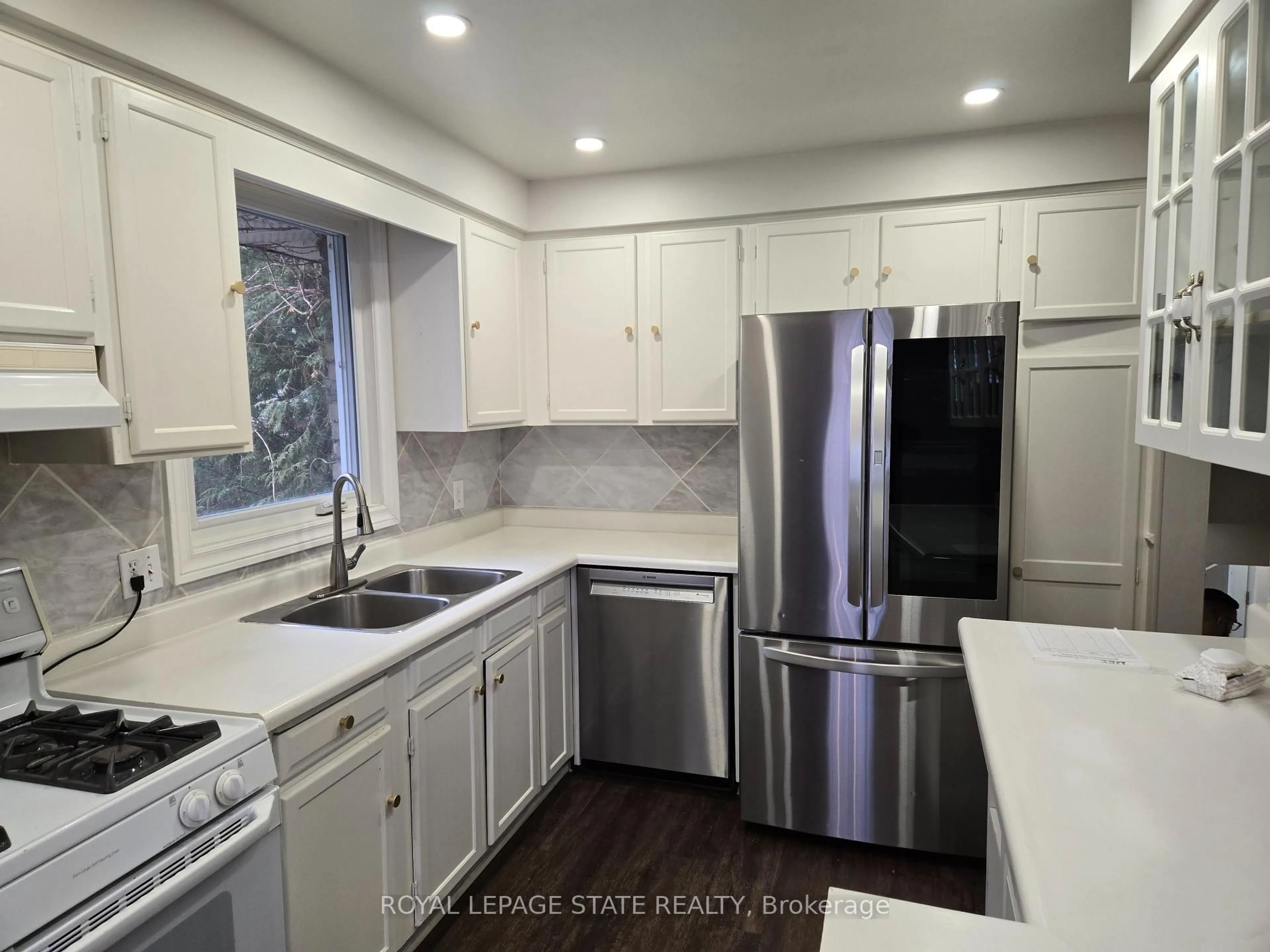 Open concept kitchen, ceramic/tile floor for 3 GOVERNOR SIMCOE Dr, St. Catharines Ontario L2N 3J1