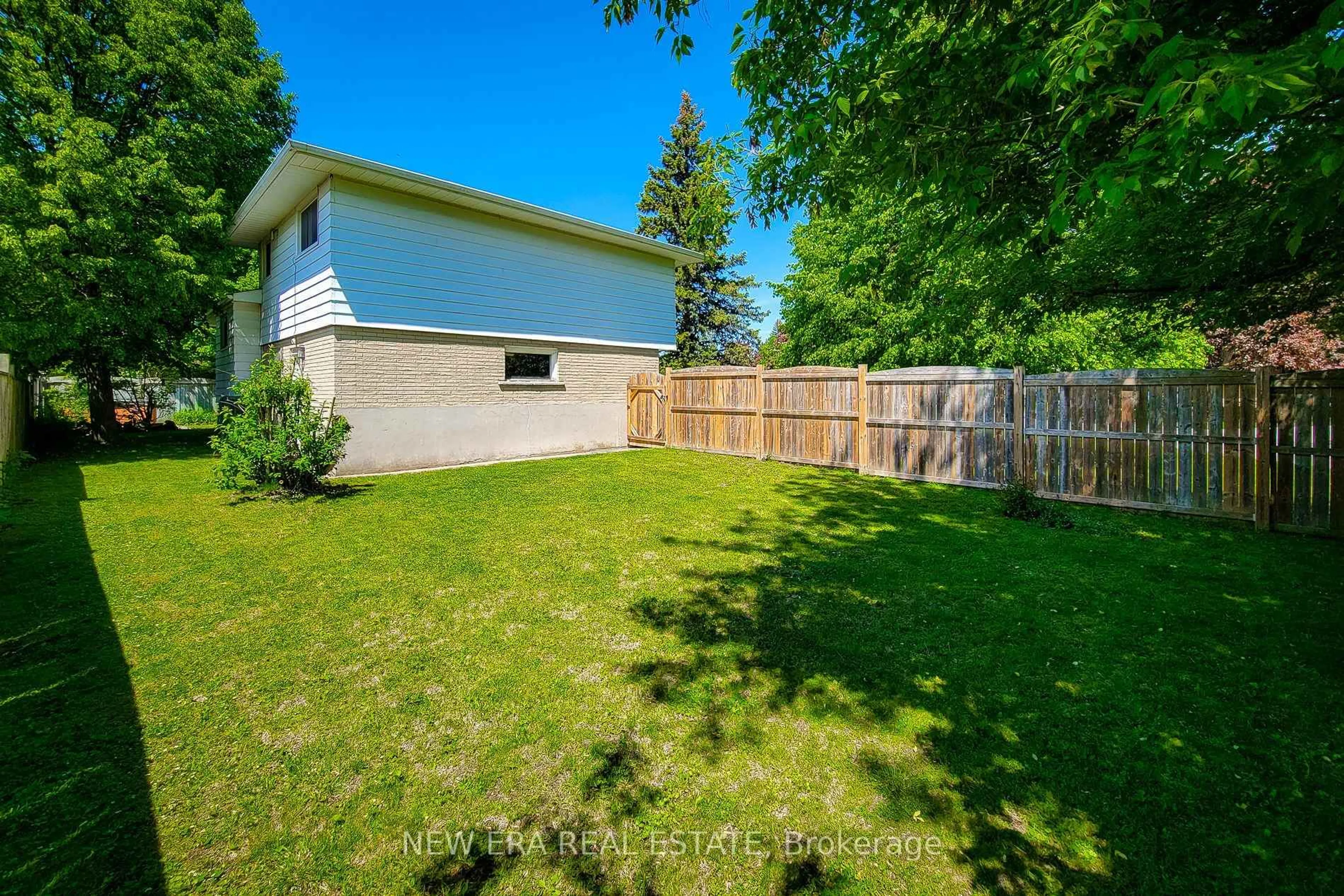 A pic from outside/outdoor area/front of a property/back of a property/a pic from drone, unknown for 1 Greenwood Ave, Cambridge Ontario N1R 2Y2