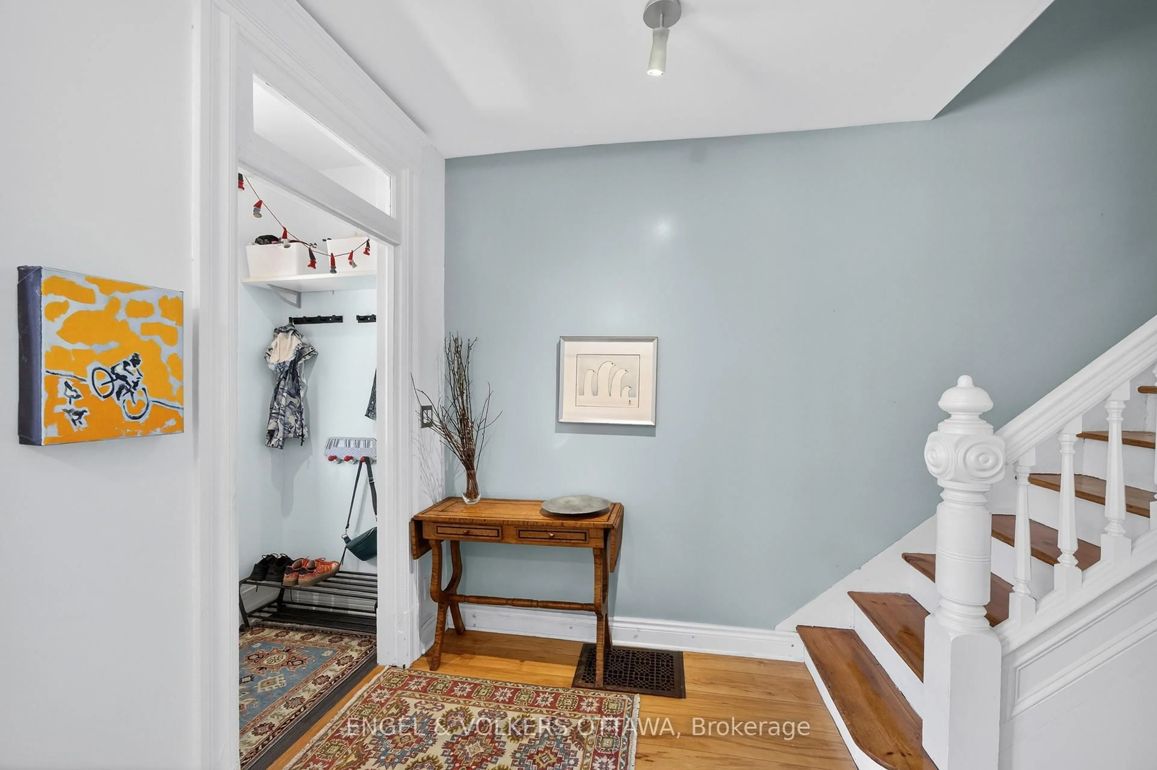Indoor entryway for 99 Goulburn Ave, Ottawa Ontario K1N 8C9