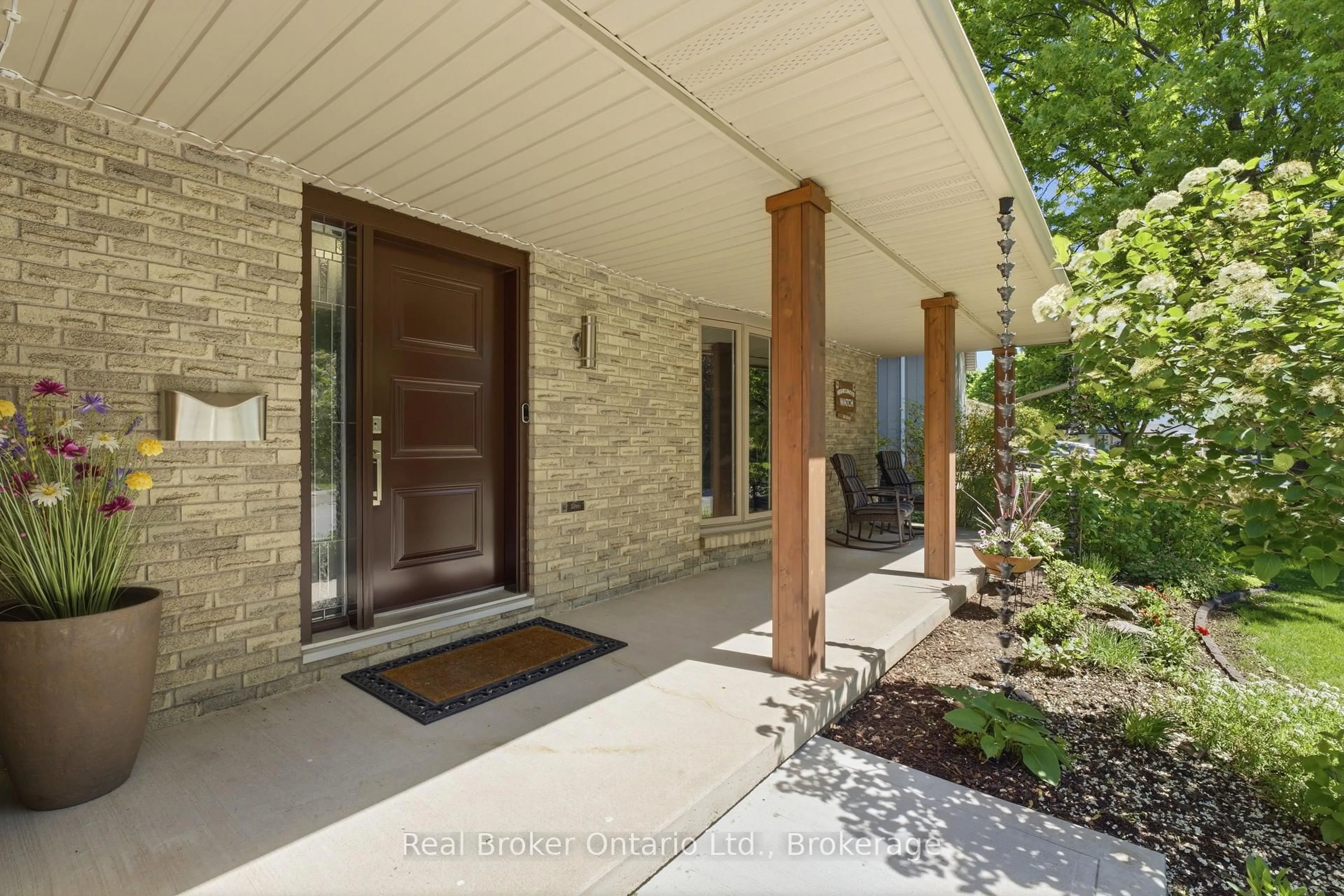 Indoor entryway for 49 Greenfield Rd, Brantford Ontario N3R 6Z4
