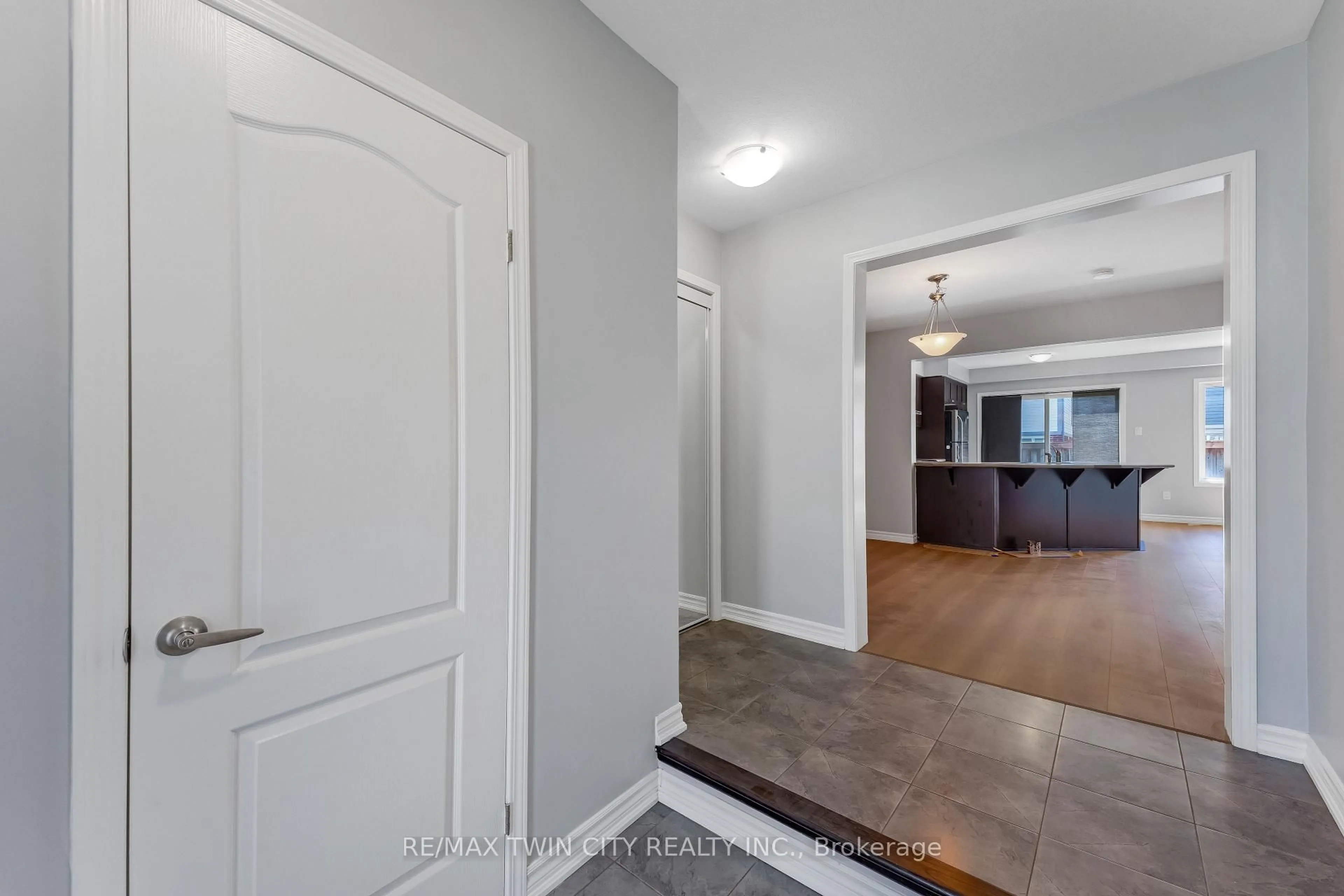 Indoor entryway for 21 POSTMASTER Dr, Kitchener Ontario N2R 0J2