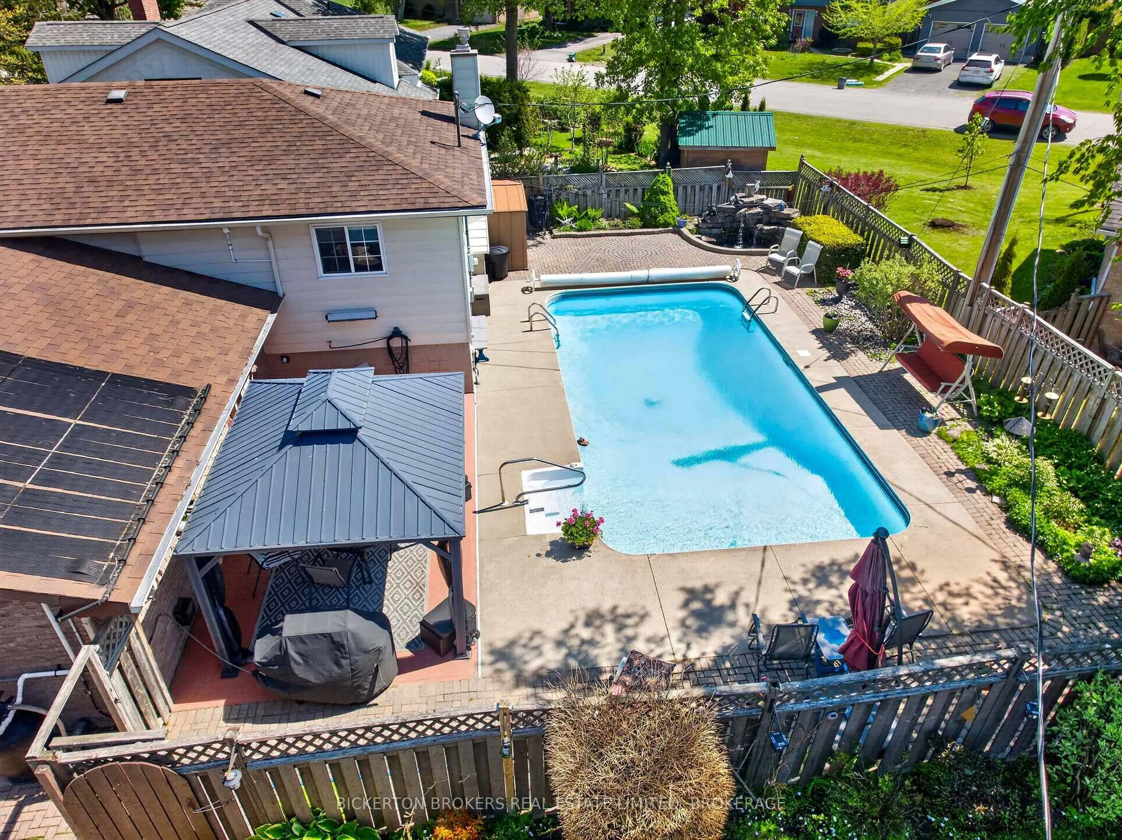 A pic from outside/outdoor area/front of a property/back of a property/a pic from drone, water/lake/river/ocean view for 525 Pine St, Gananoque Ontario K7G 2Z2