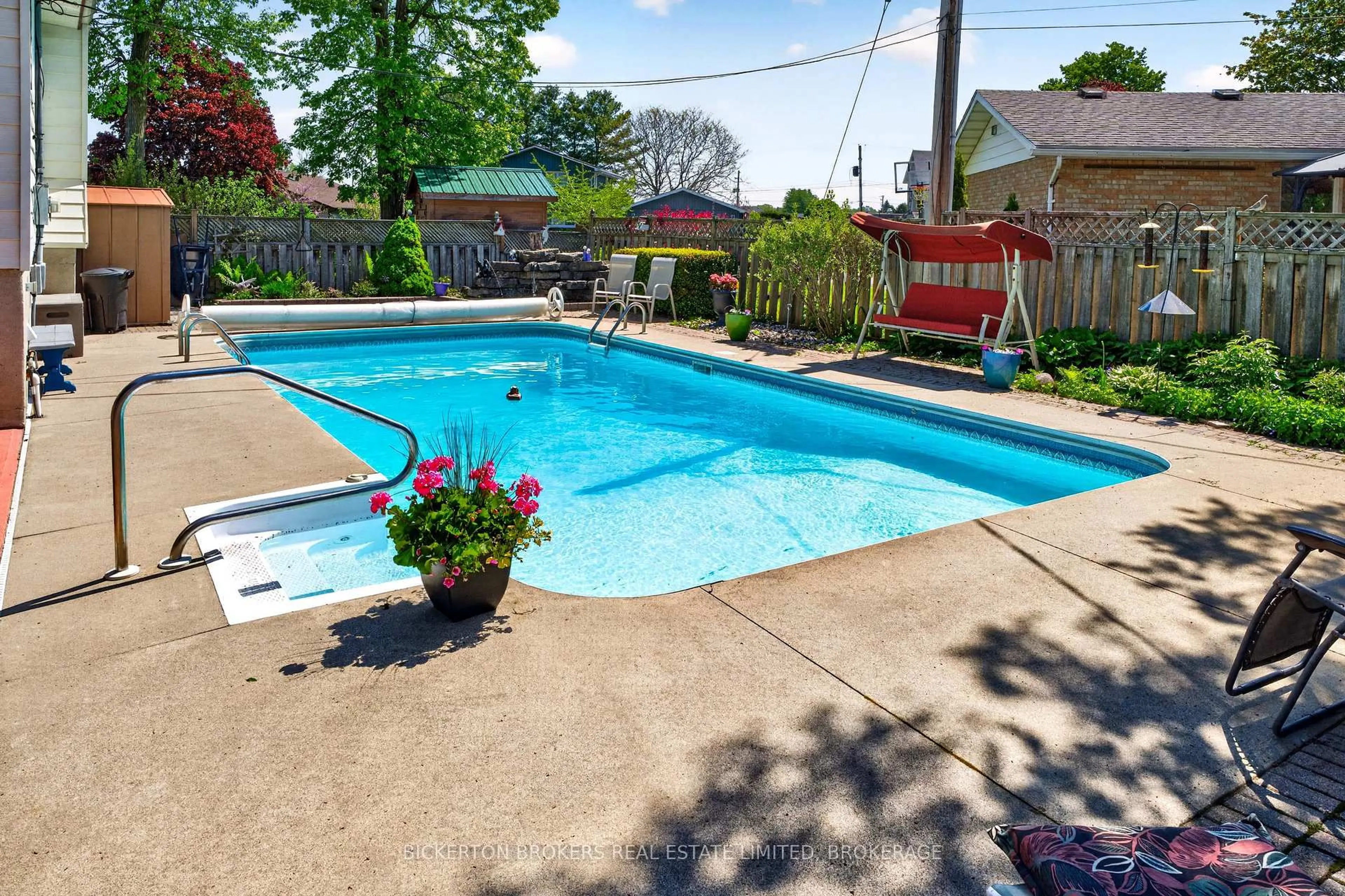 Pool for 525 Pine St, Gananoque Ontario K7G 2Z2