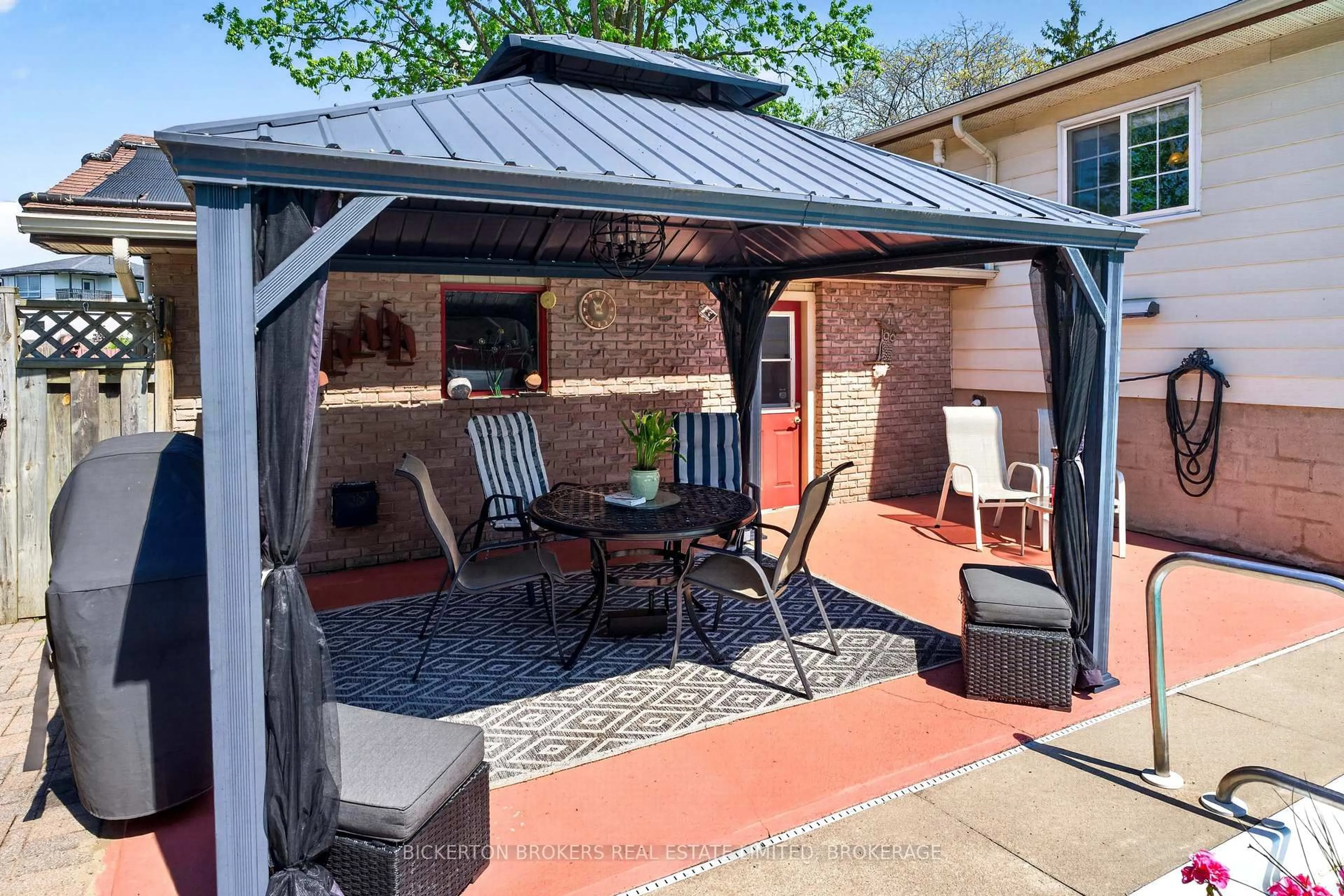 Patio, street for 525 Pine St, Gananoque Ontario K7G 2Z2