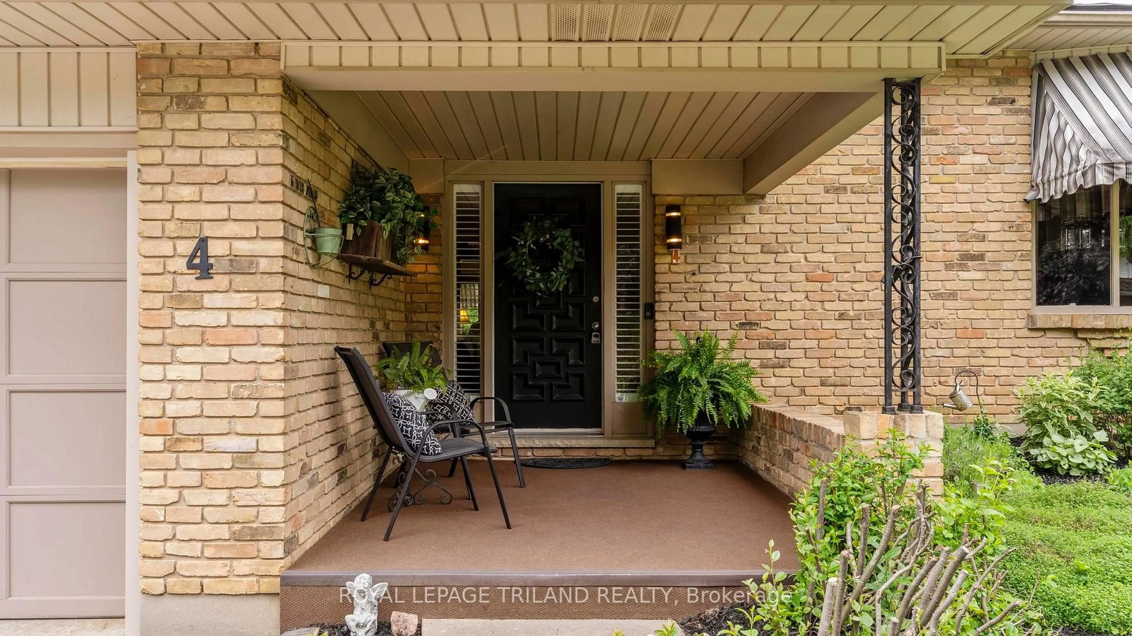 Indoor entryway for 4 CONIFER Cres, London South Ontario N6K 2V2