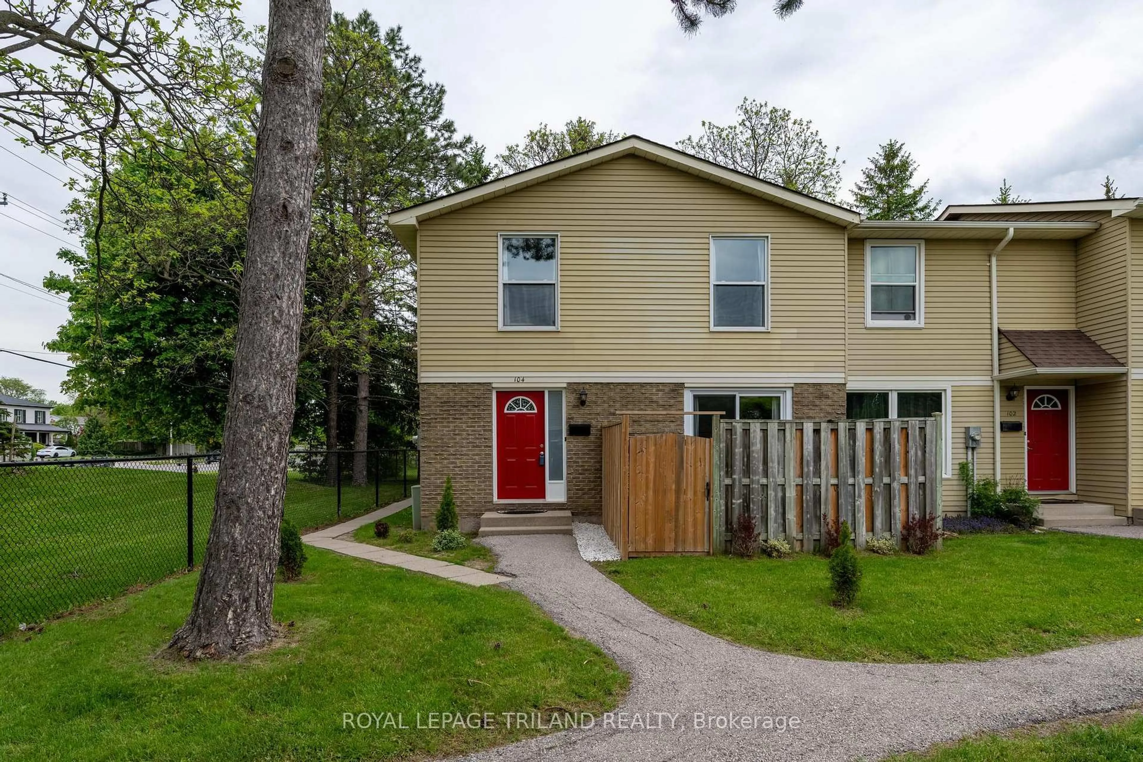 Home with vinyl exterior material, street for 70 Fiddlers Green Rd #104, London North Ontario N6H 4R4