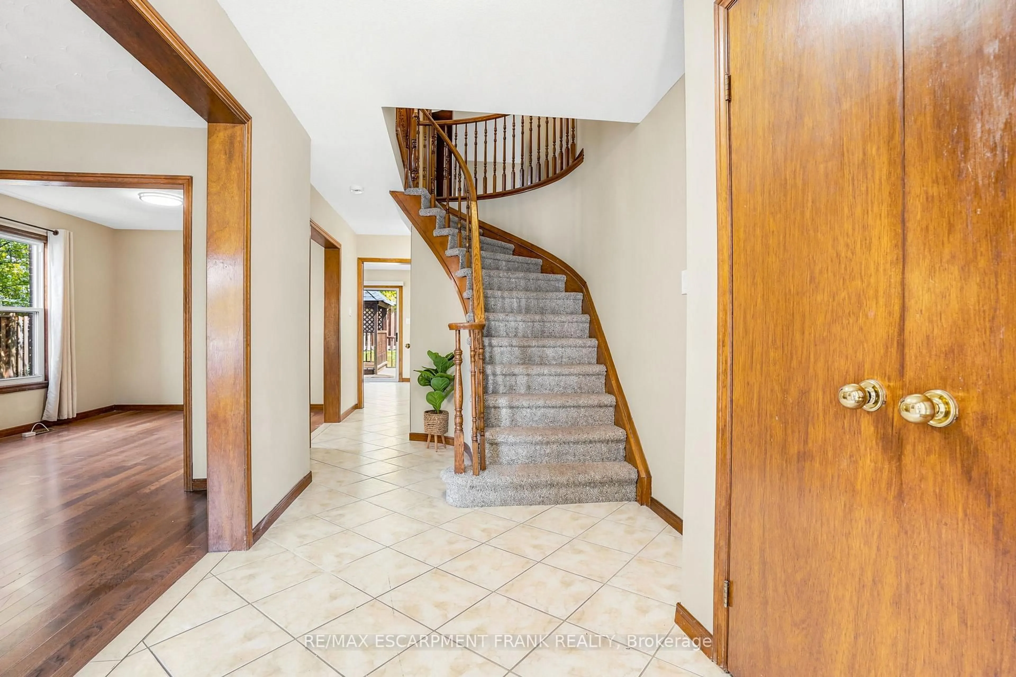 Indoor foyer for 35 AMBLECOTE Pl, Hamilton Ontario L8W 3E9