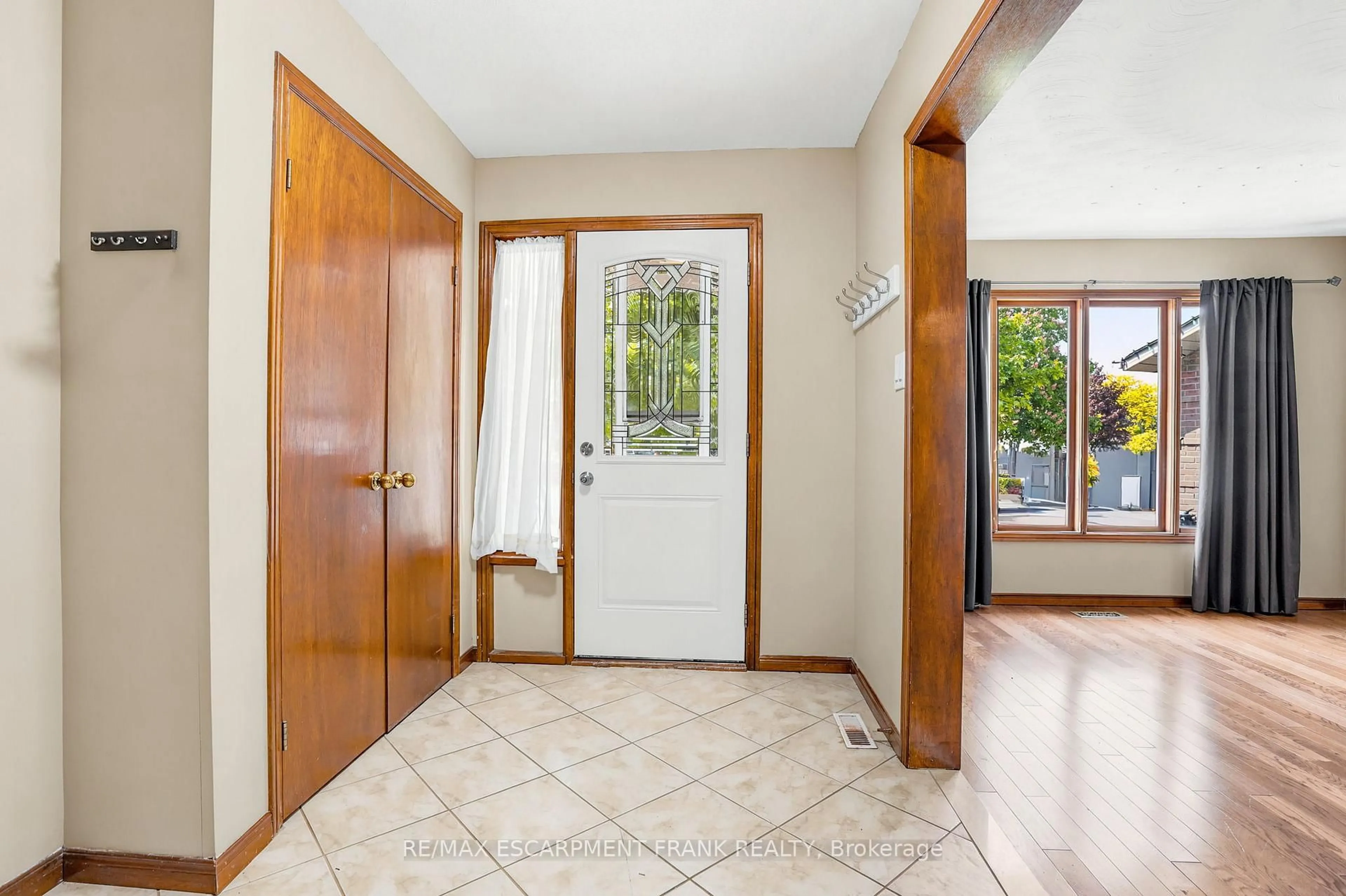 Indoor entryway for 35 AMBLECOTE Pl, Hamilton Ontario L8W 3E9