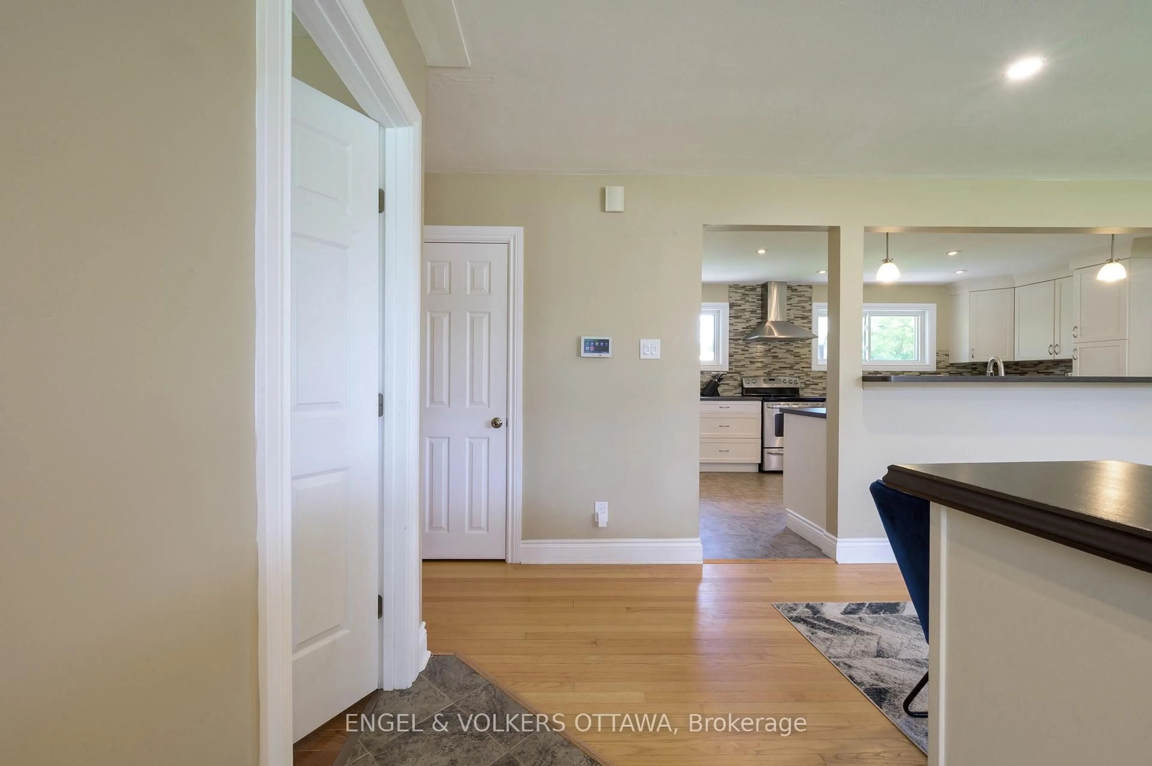 Indoor entryway for 20 Majestic Dr, Ottawa Ontario K2G 1C7