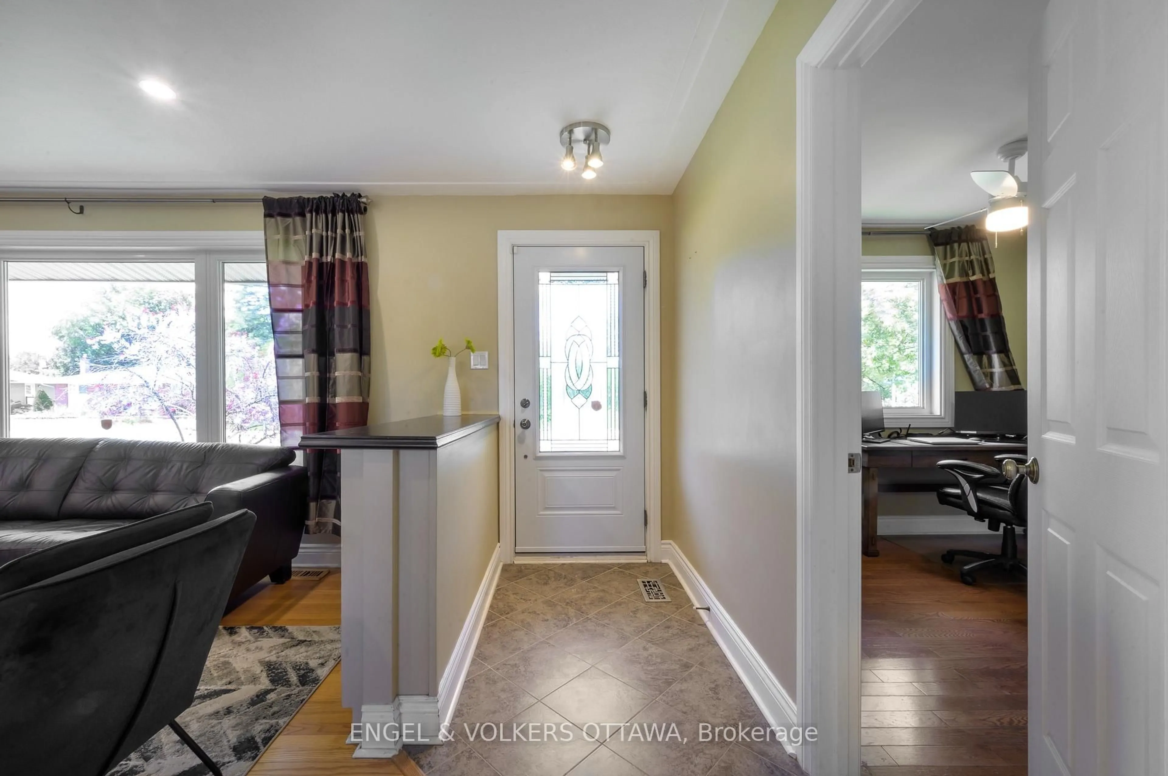 Indoor entryway for 20 Majestic Dr, Ottawa Ontario K2G 1C7