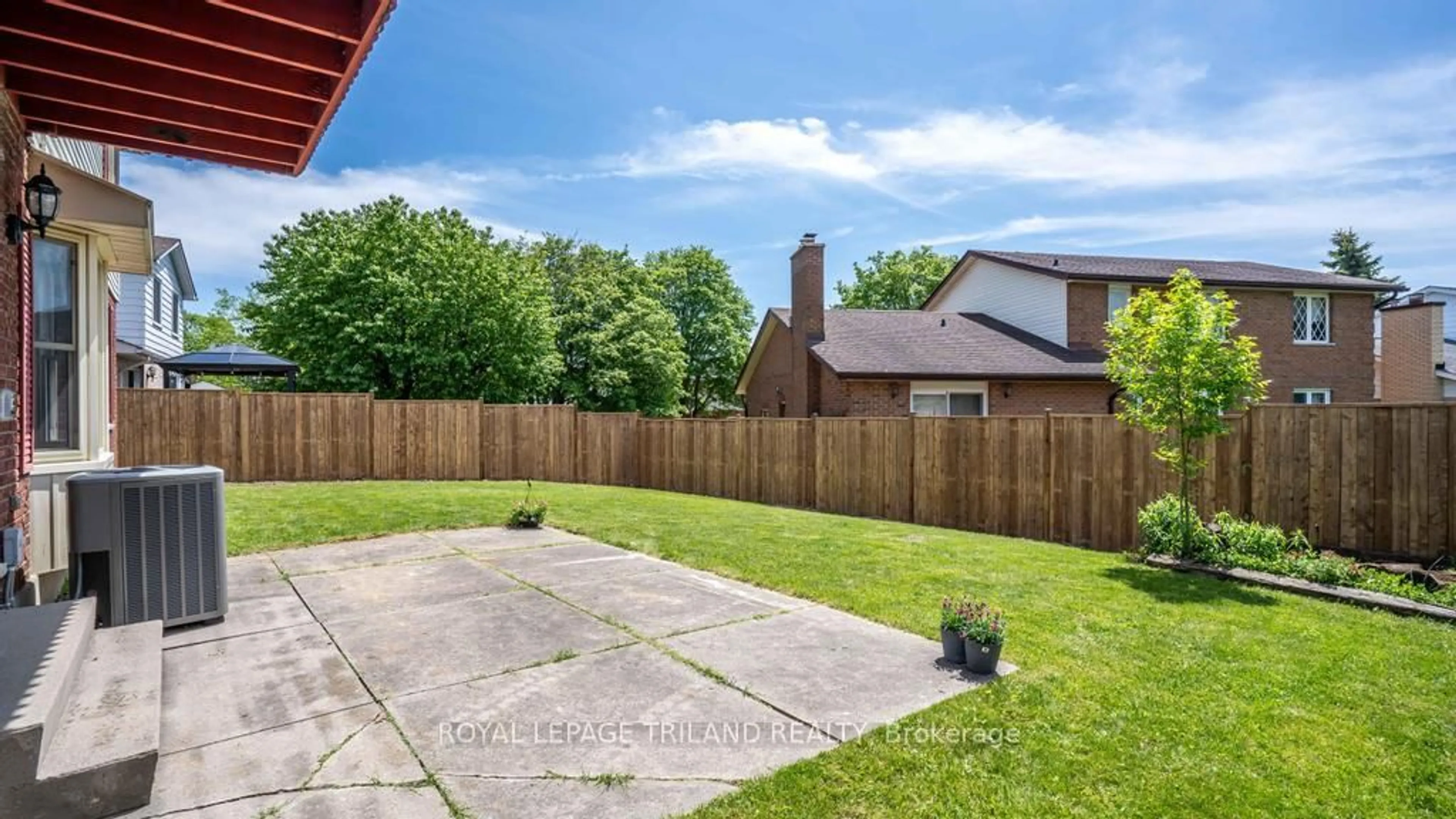 A pic from outside/outdoor area/front of a property/back of a property/a pic from drone, street for 673 UPPER QUEEN St, London South Ontario N6C 5C3