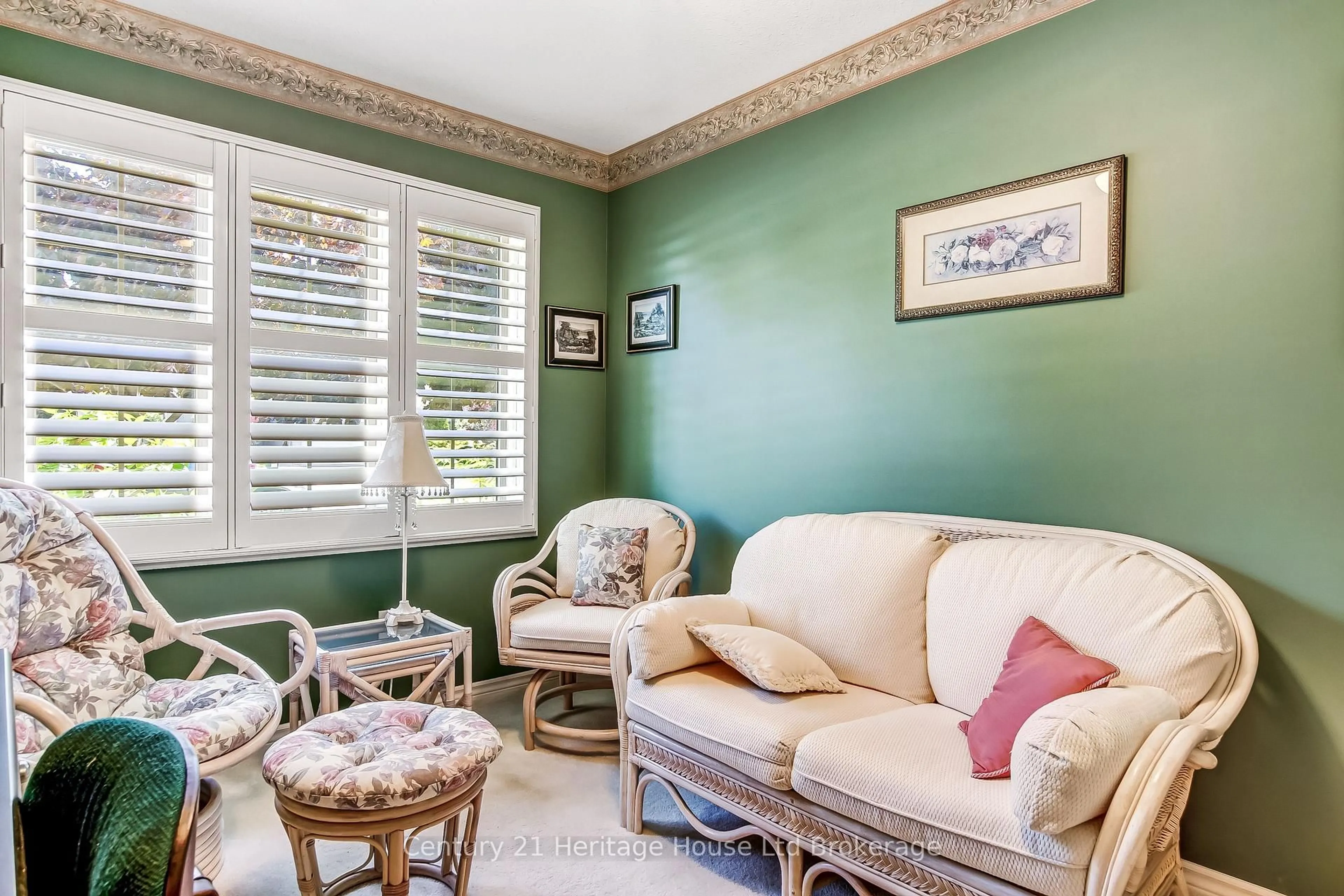 Living room with furniture, unknown for 19 HANLON Pl #54, Brant Ontario N3L 4E7