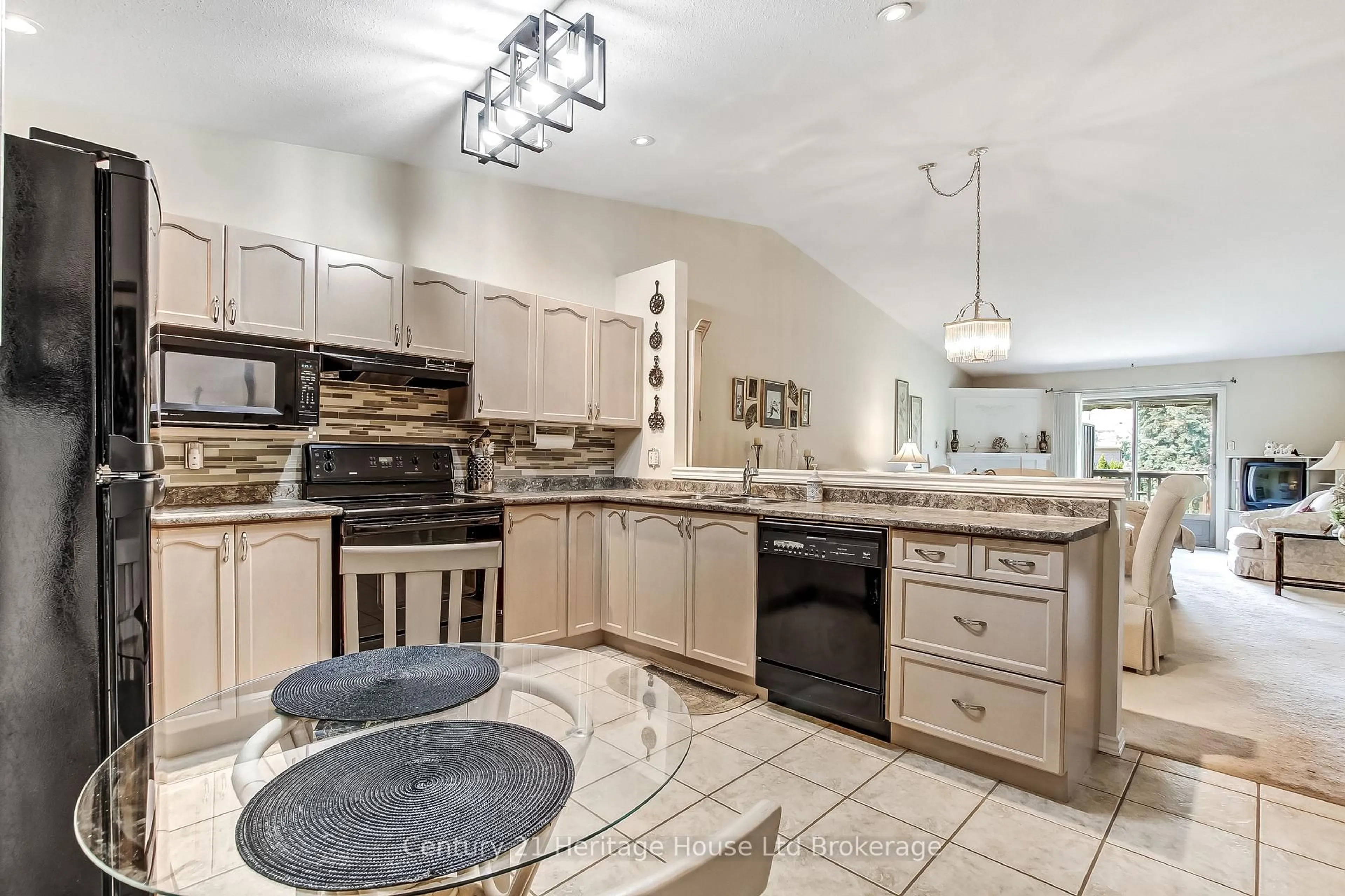 Open concept kitchen, ceramic/tile floor for 19 HANLON Pl #54, Brant Ontario N3L 4E7