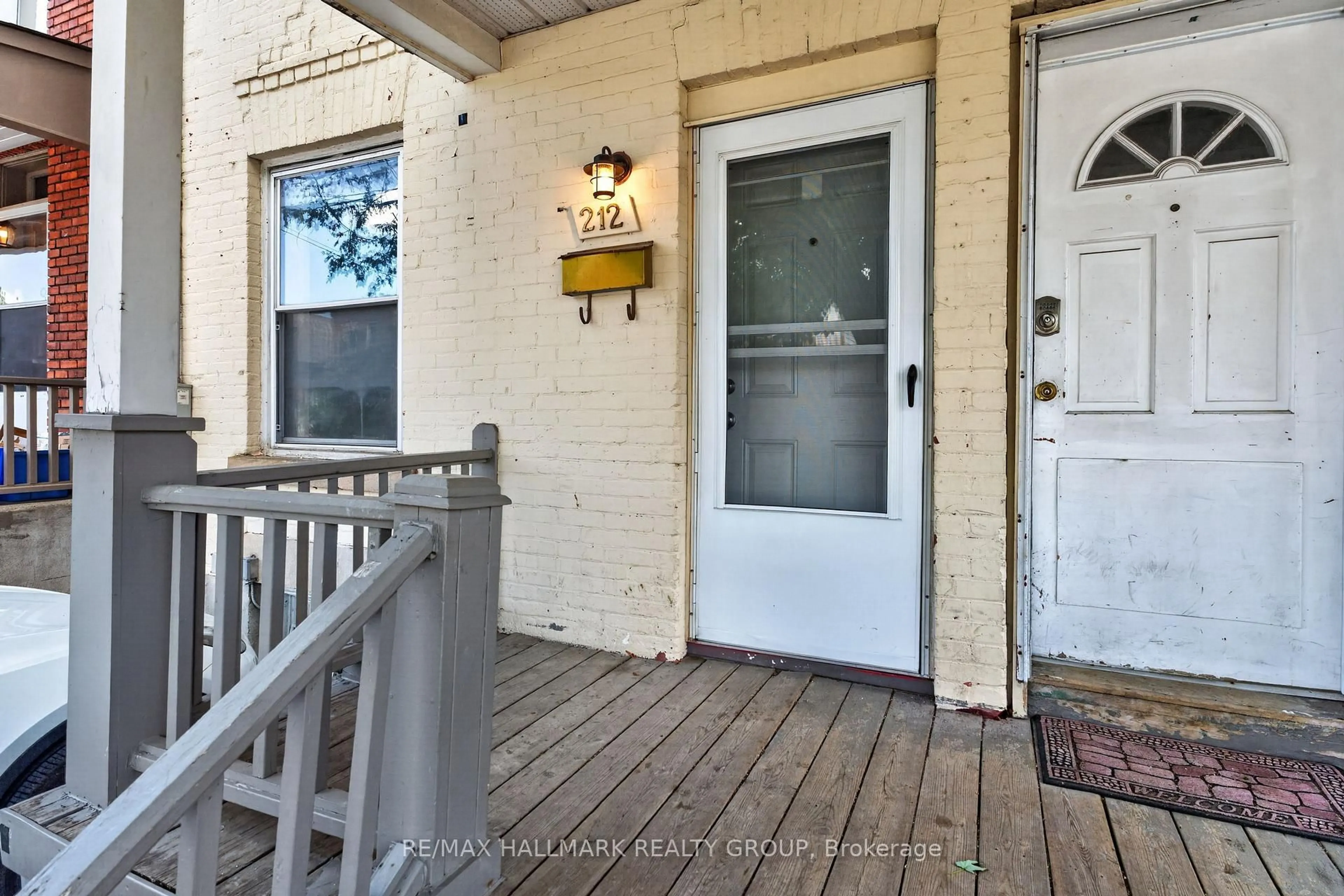 Indoor entryway for 212 Arlington Ave, Ottawa Ontario K1R 5S9