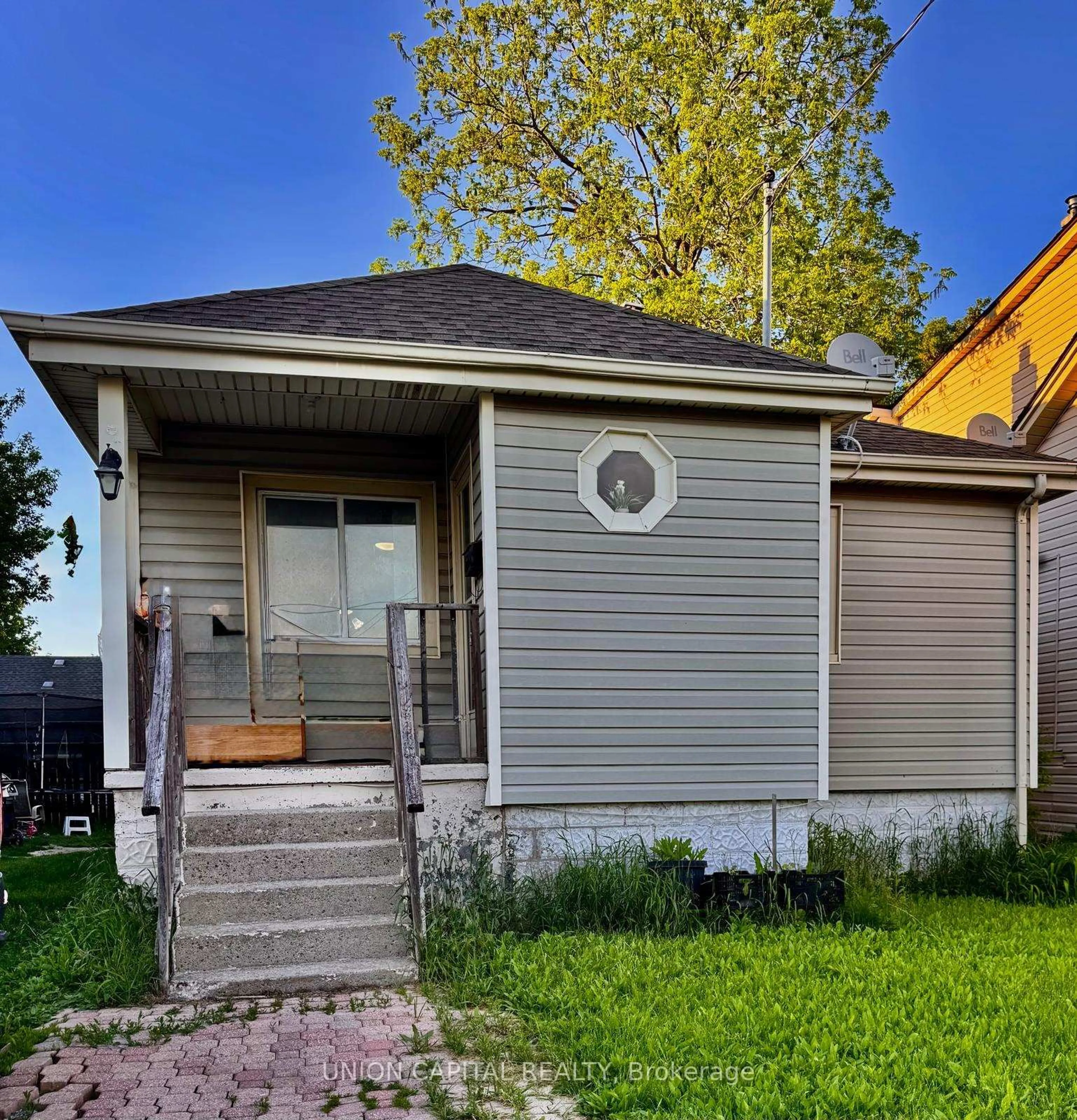 Home with vinyl exterior material, street for 16 Cumming St, St. Catharines Ontario L2S 1H7