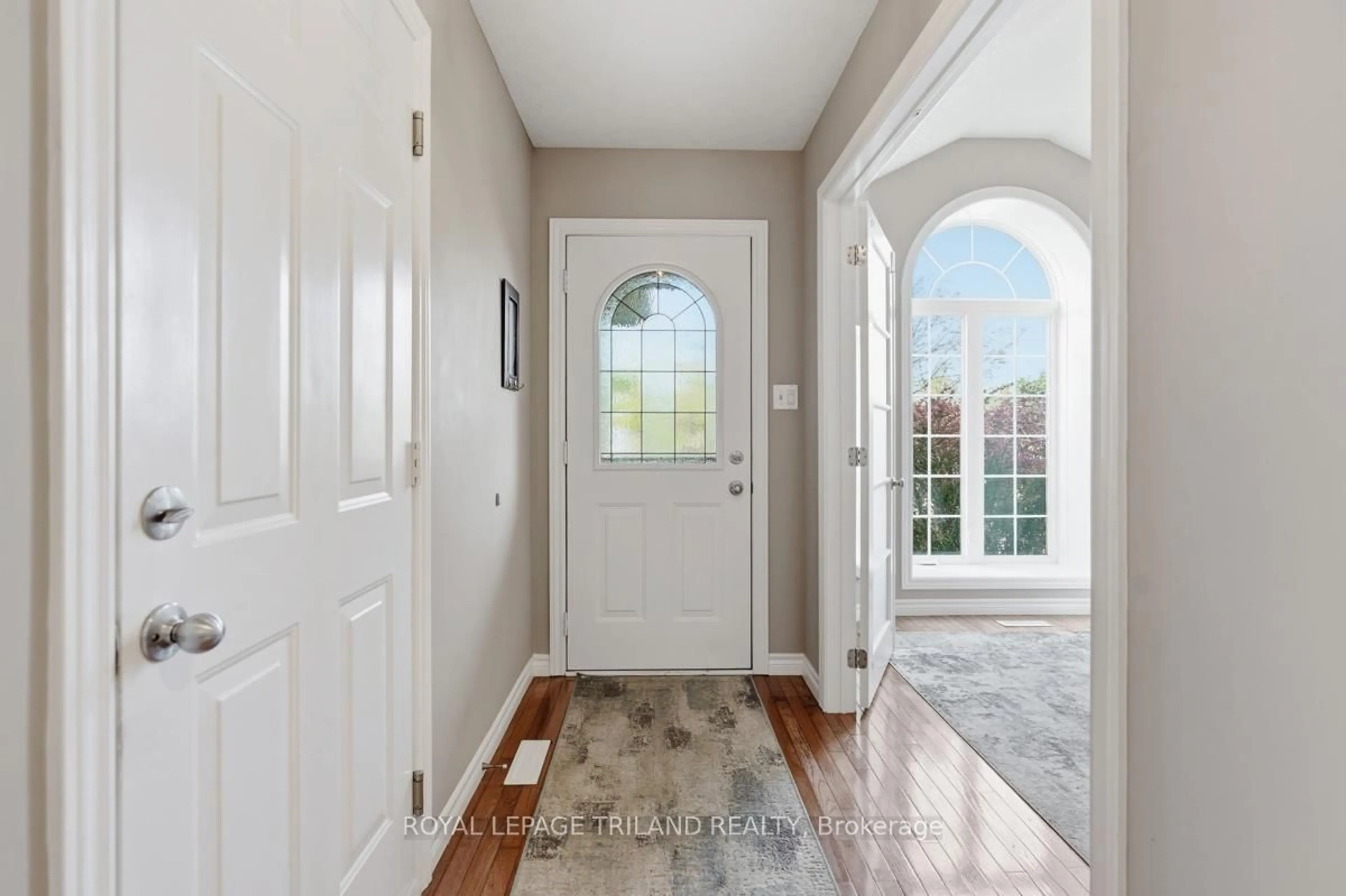 Indoor entryway for 1108 Pleasantview Dr, London North Ontario N5X 4K3