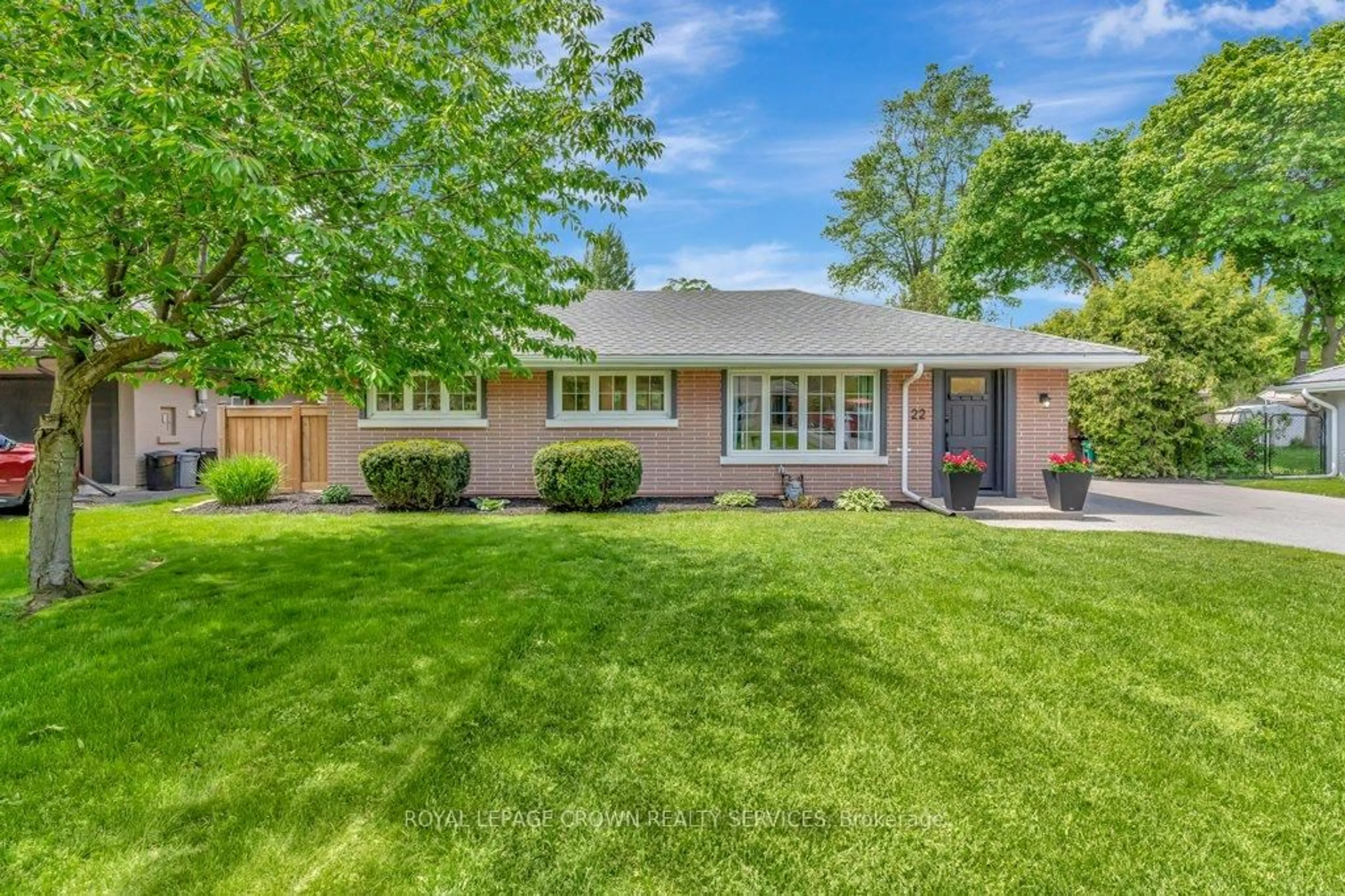 Home with brick exterior material, street for 22 Dale Ave, Cambridge Ontario N1S 3M6