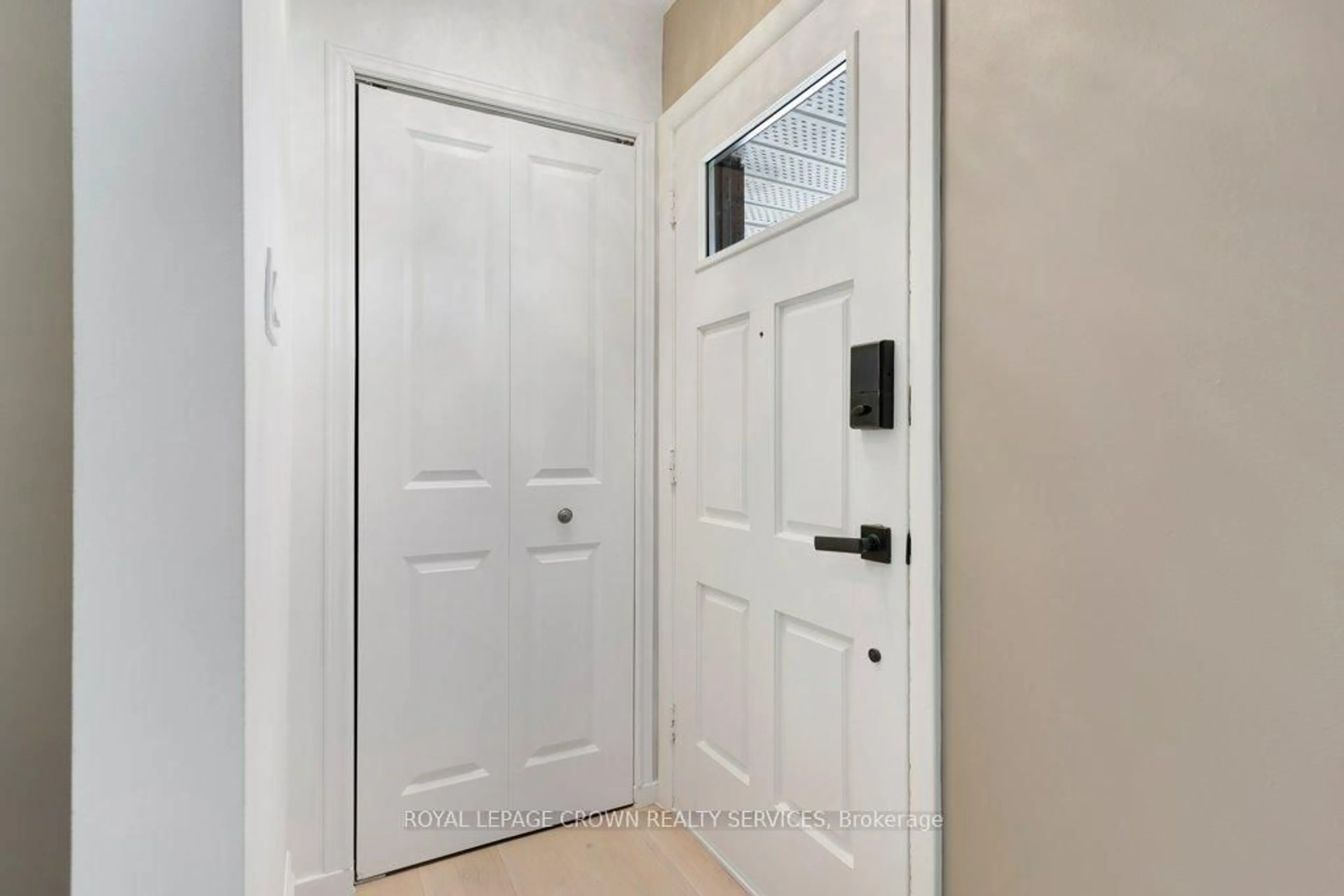Indoor entryway for 22 Dale Ave, Cambridge Ontario N1S 3M6