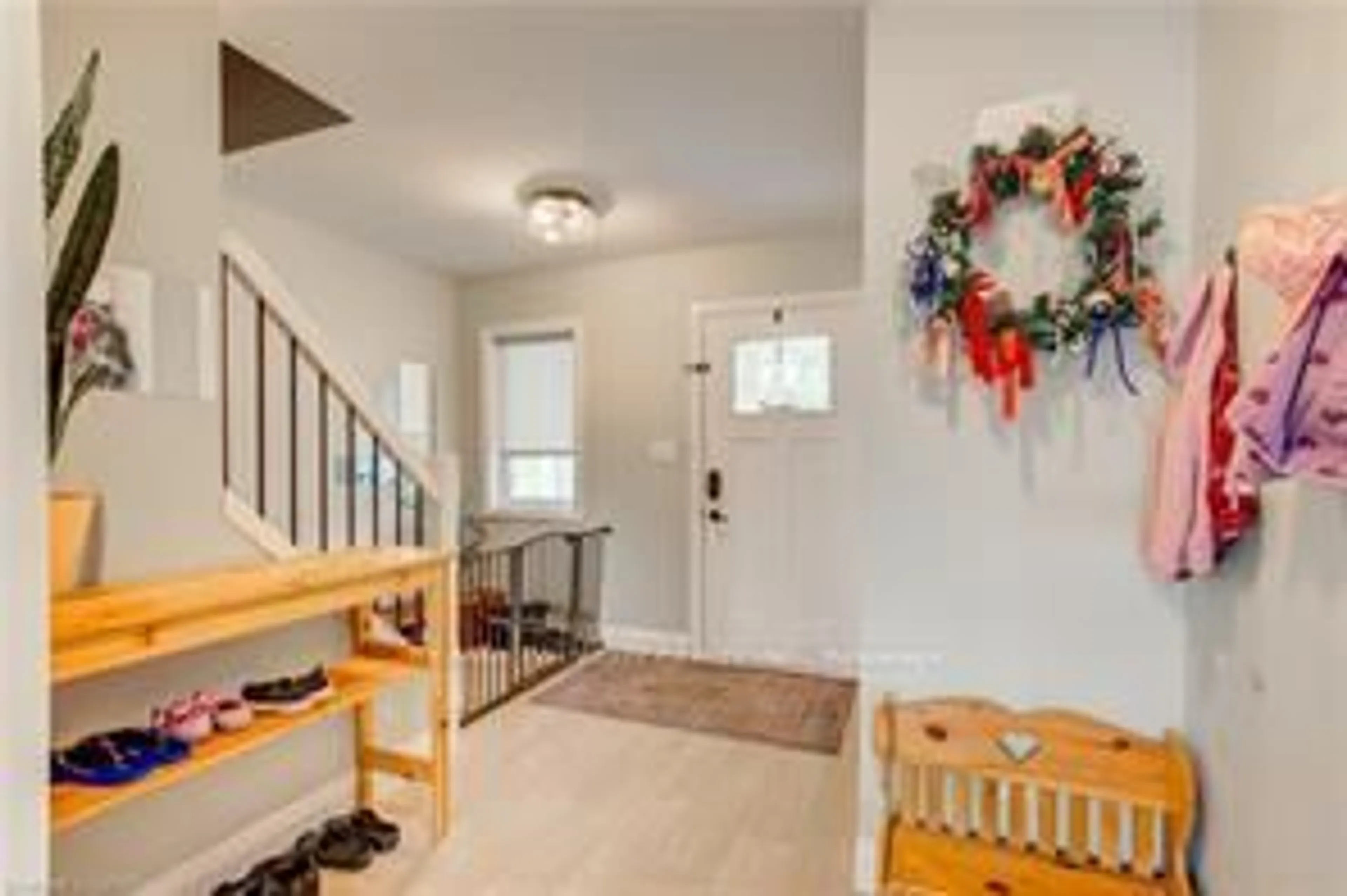 Indoor entryway for 195 CHARLES St, Ingersoll Ontario N5C 1K3