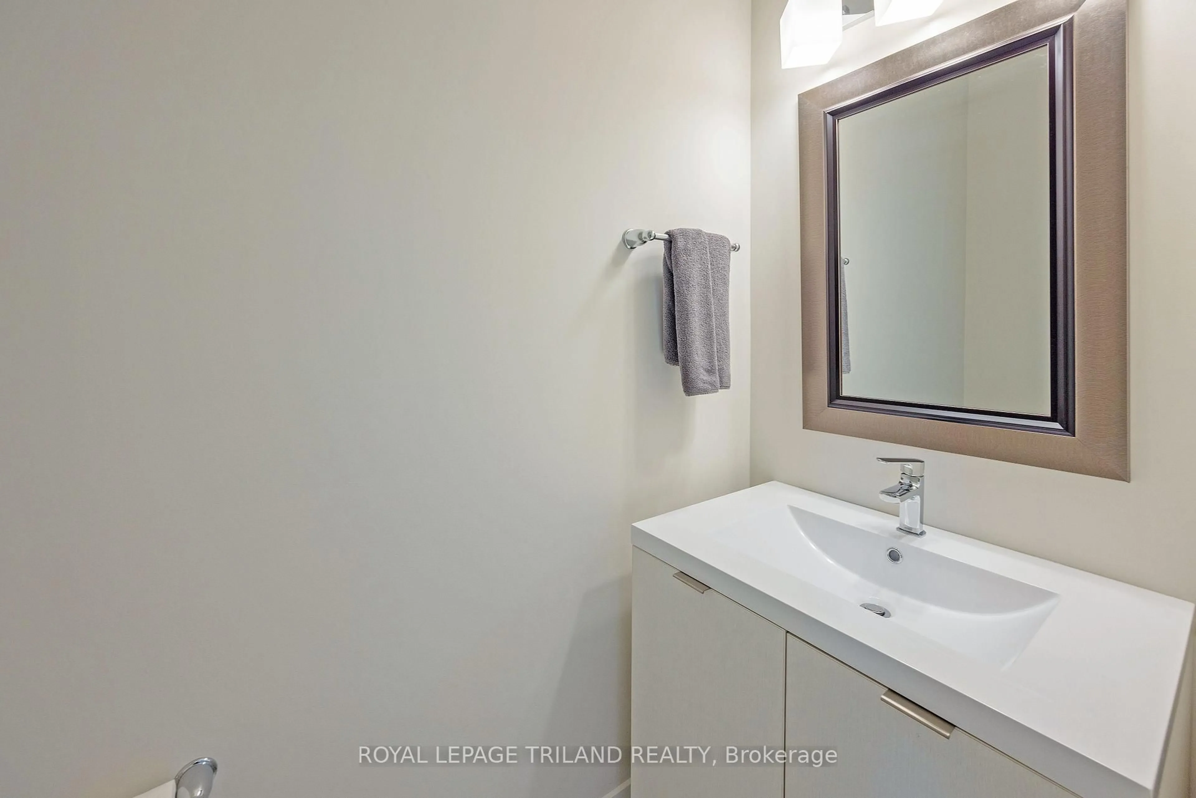 Standard bathroom, ceramic/tile floor for 2467 Irish Moss Rd, London South Ontario N6M 0A2