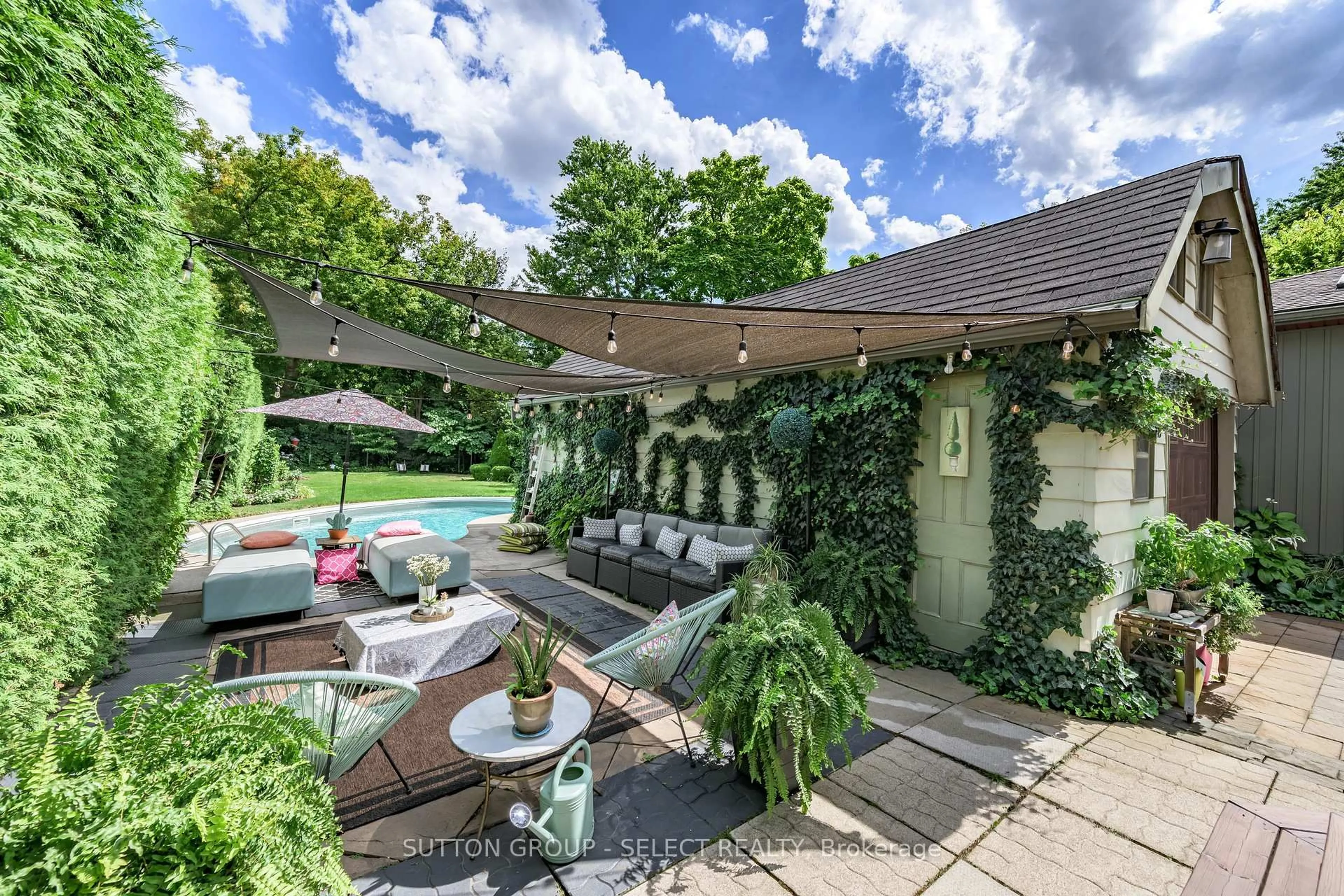 Patio, street for 804 Maitland St, London East Ontario N5Y 2W5