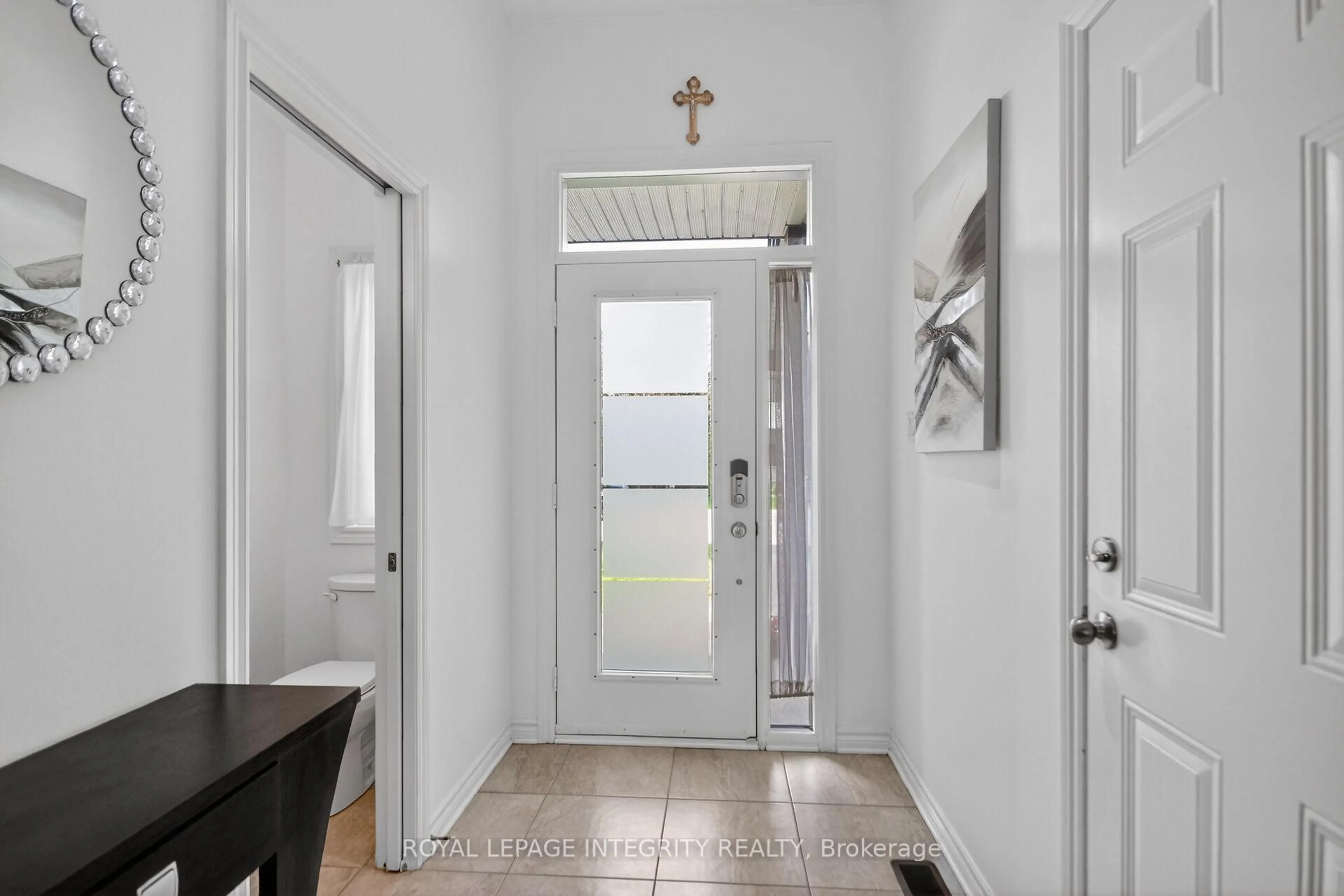 Indoor entryway for 345 Cooks Mill Cres, Ottawa Ontario K1V 2N3