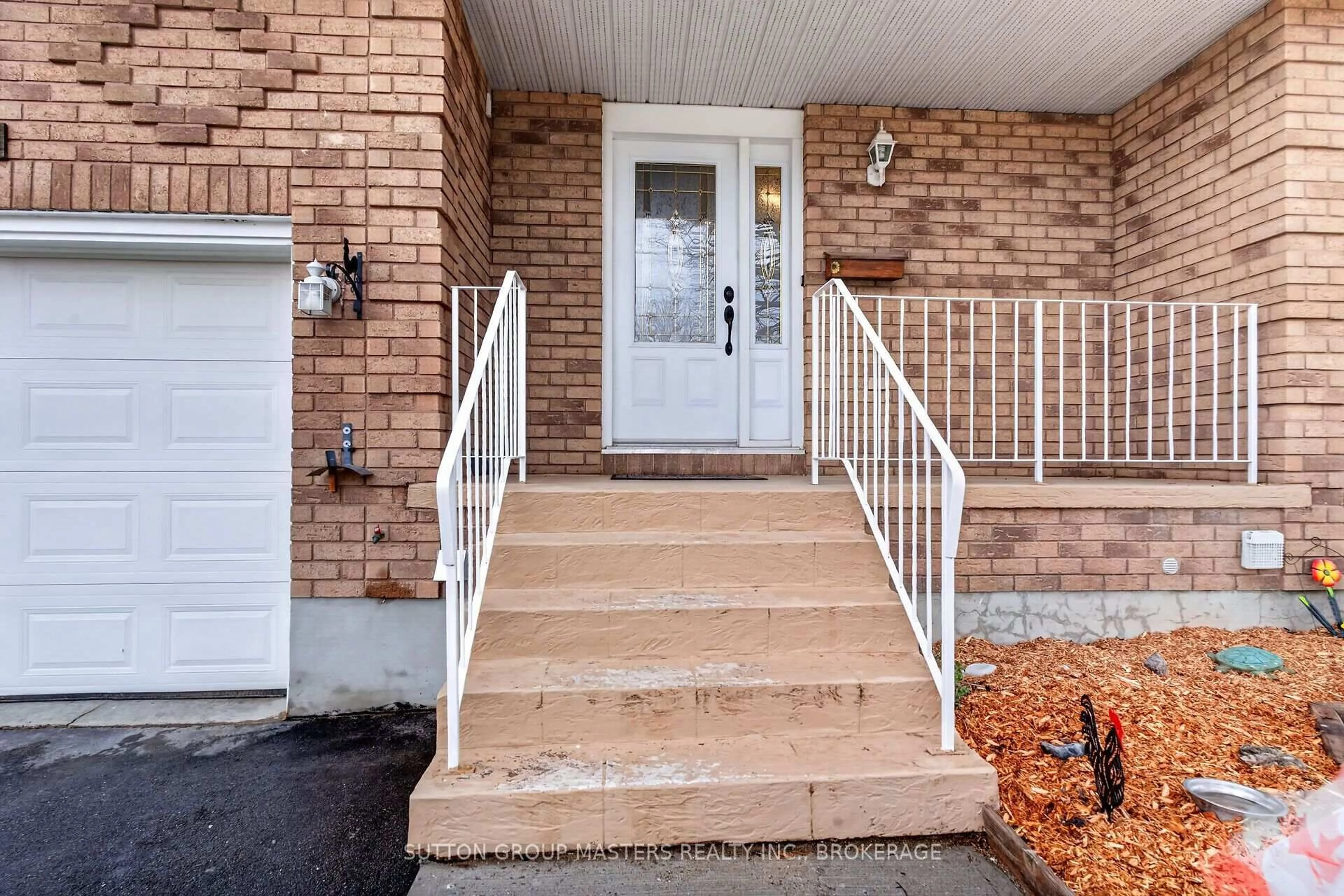Indoor entryway for 1080 Palmerston Cres, Kingston Ontario K7P 2P5