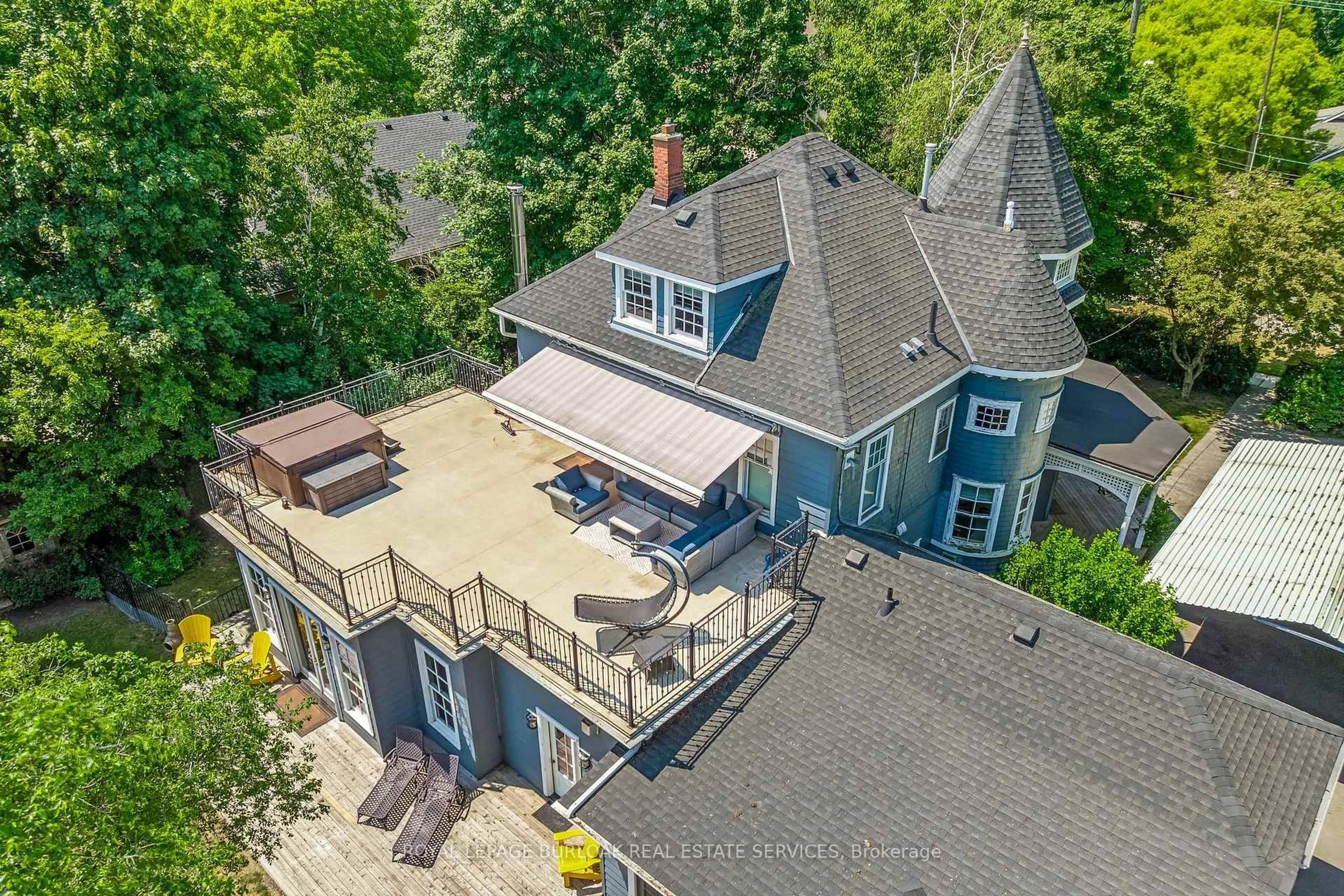 A pic from outside/outdoor area/front of a property/back of a property/a pic from drone, unknown for 957 Beach Blvd, Hamilton Ontario L8H 6Z7