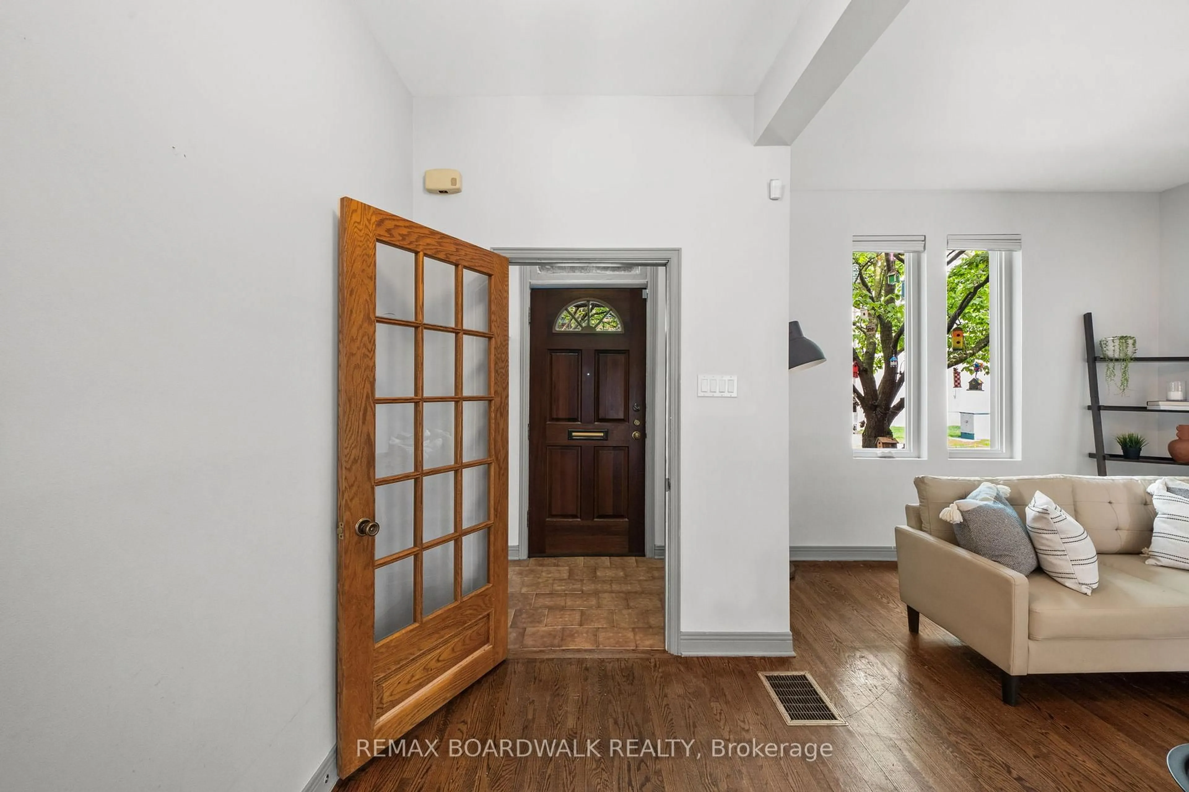 Indoor entryway for 90 STEWART St, Ottawa Ontario K1N 6J1