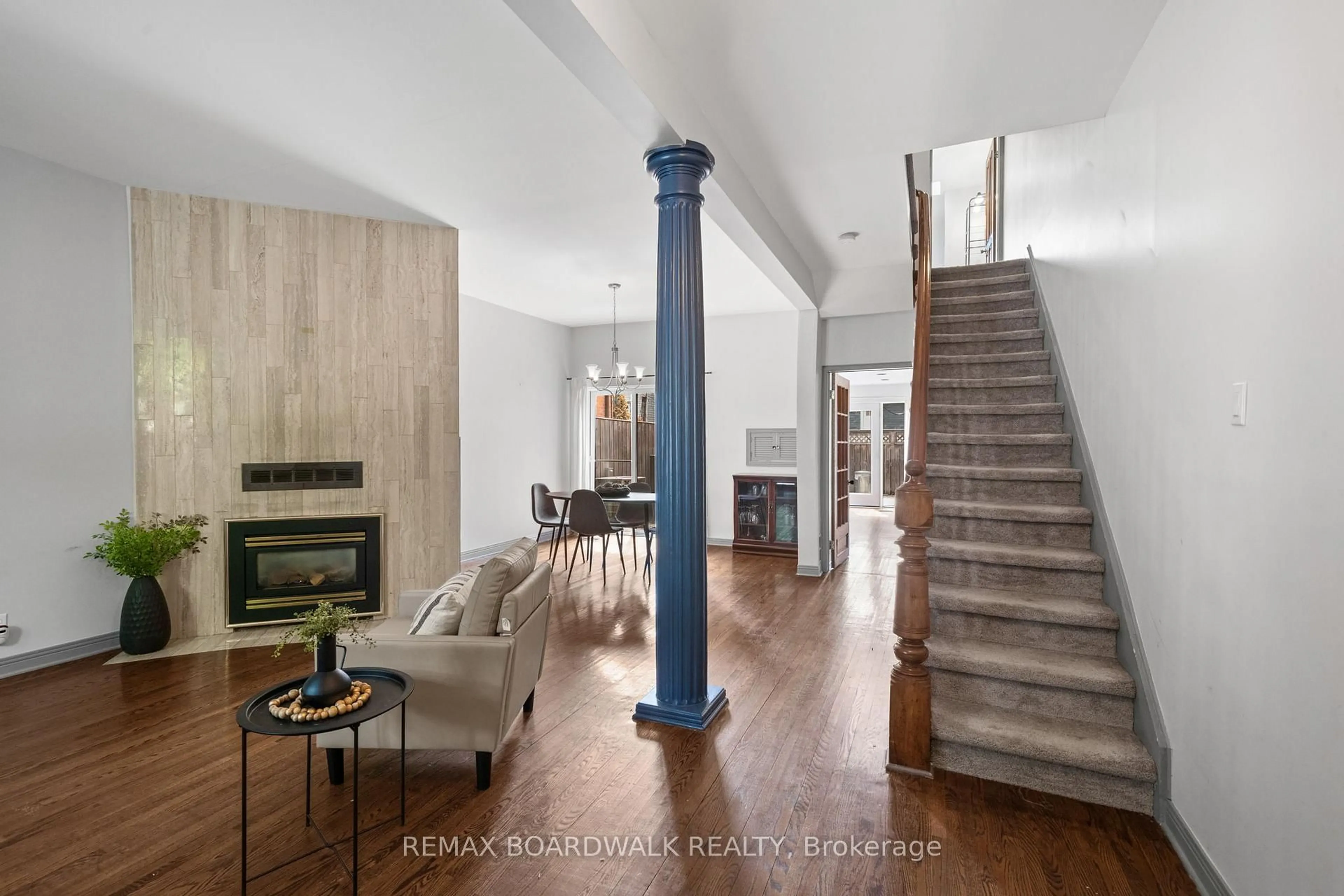 Indoor foyer for 90 STEWART St, Ottawa Ontario K1N 6J1