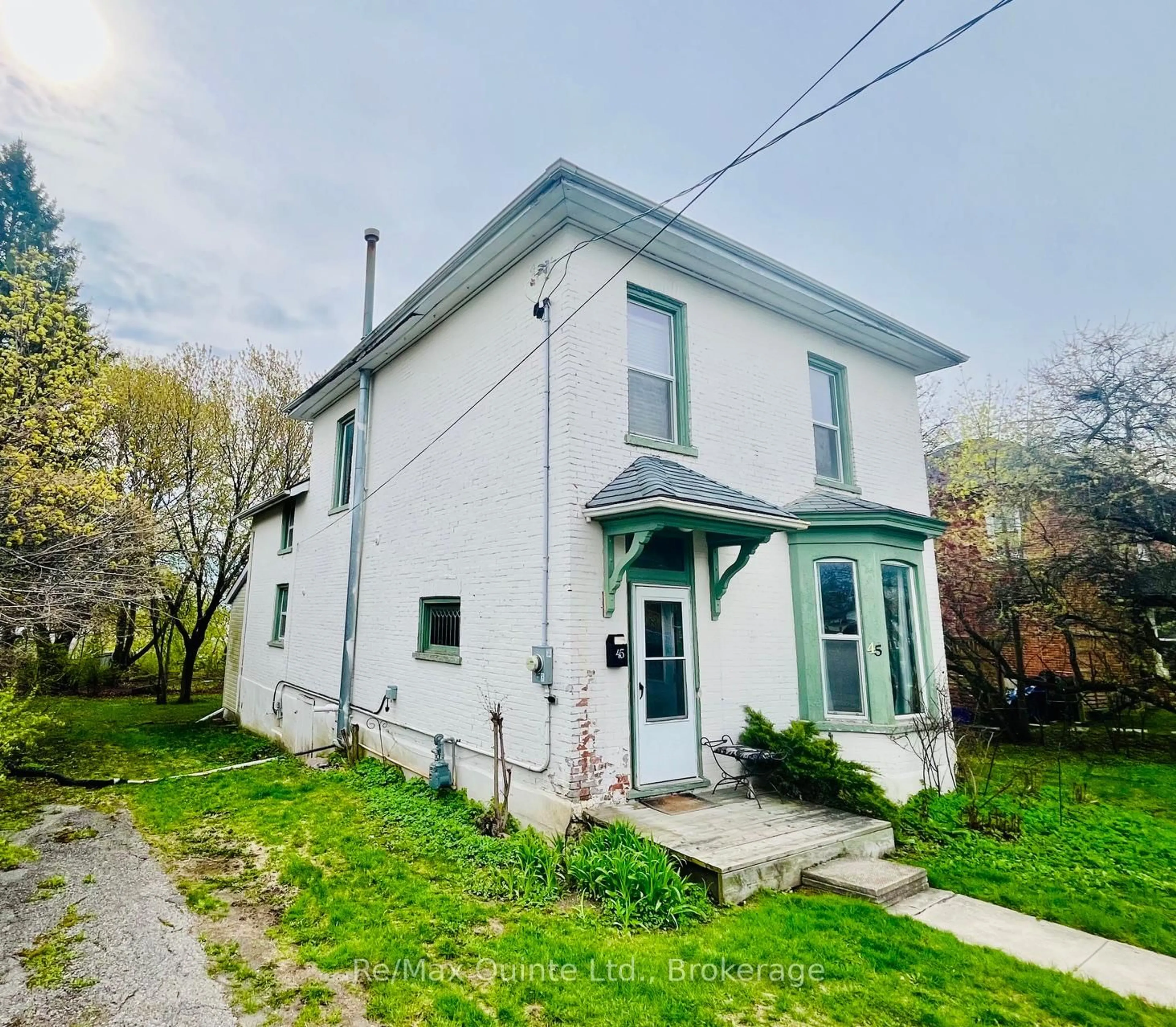 A pic from outside/outdoor area/front of a property/back of a property/a pic from drone, building for 45 Highland Ave, Belleville Ontario K8P 3R2