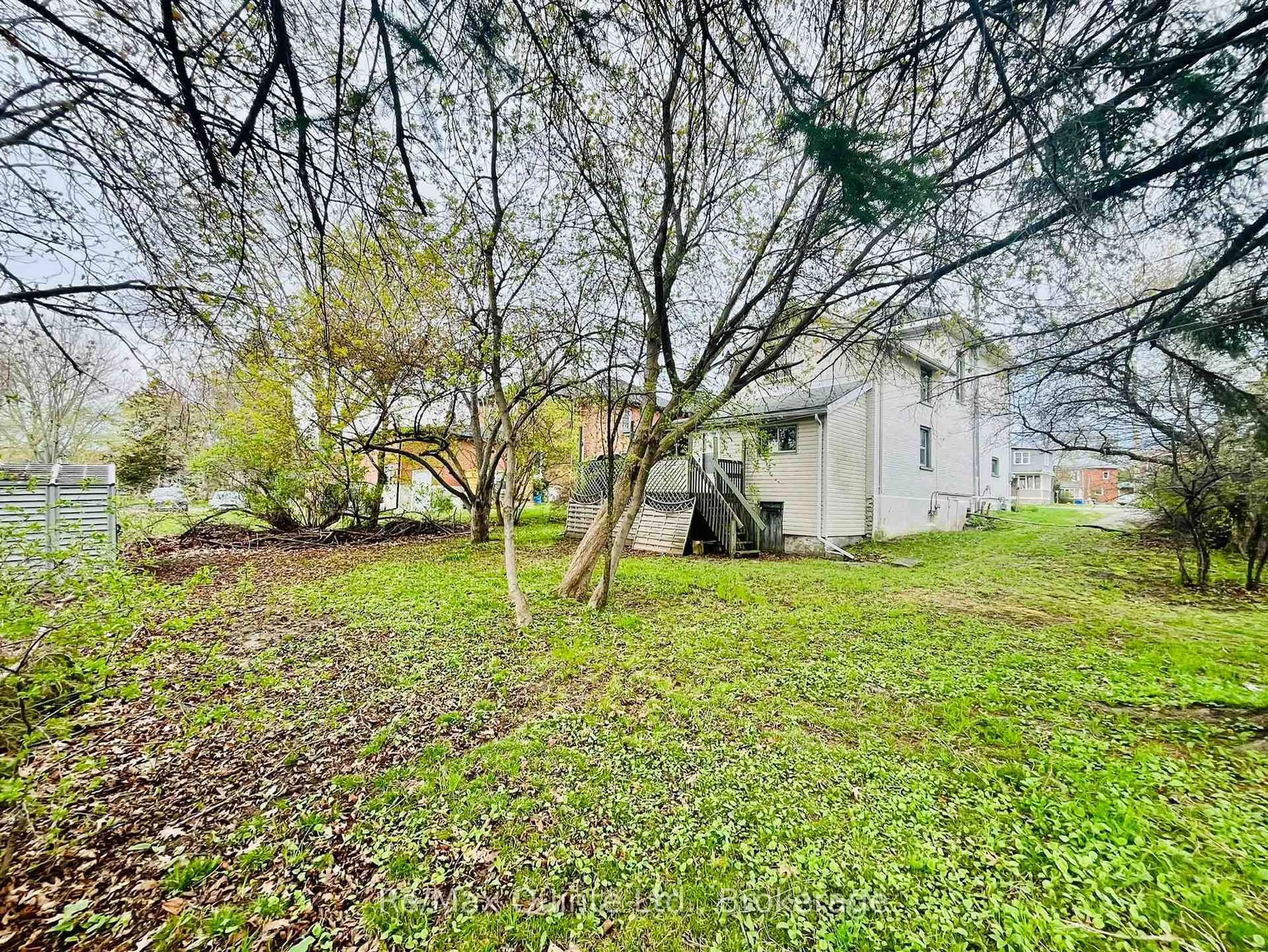 A pic from outside/outdoor area/front of a property/back of a property/a pic from drone, forest/trees view for 45 Highland Ave, Belleville Ontario K8P 3R2