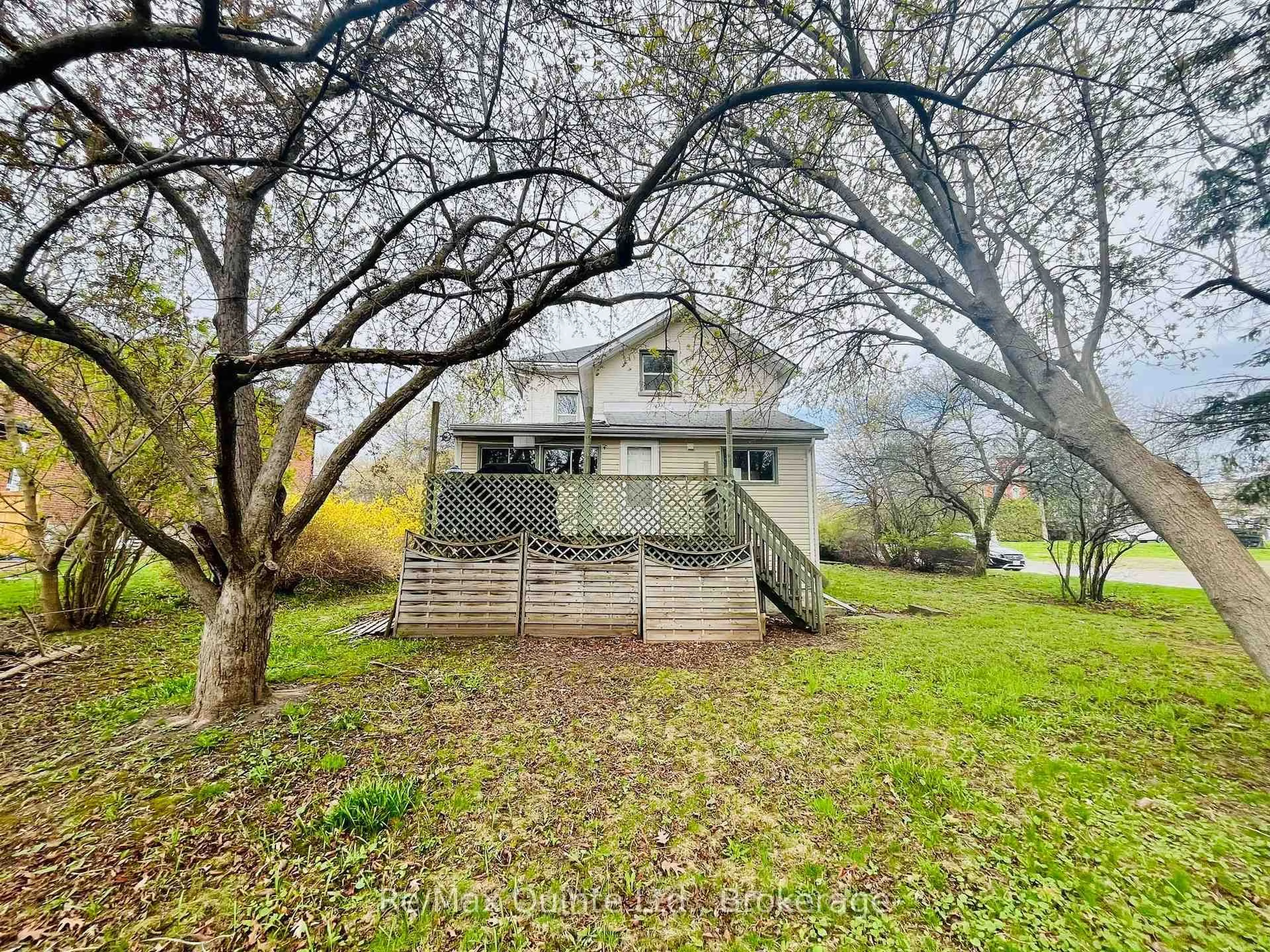 A pic from outside/outdoor area/front of a property/back of a property/a pic from drone, unknown for 45 Highland Ave, Belleville Ontario K8P 3R2