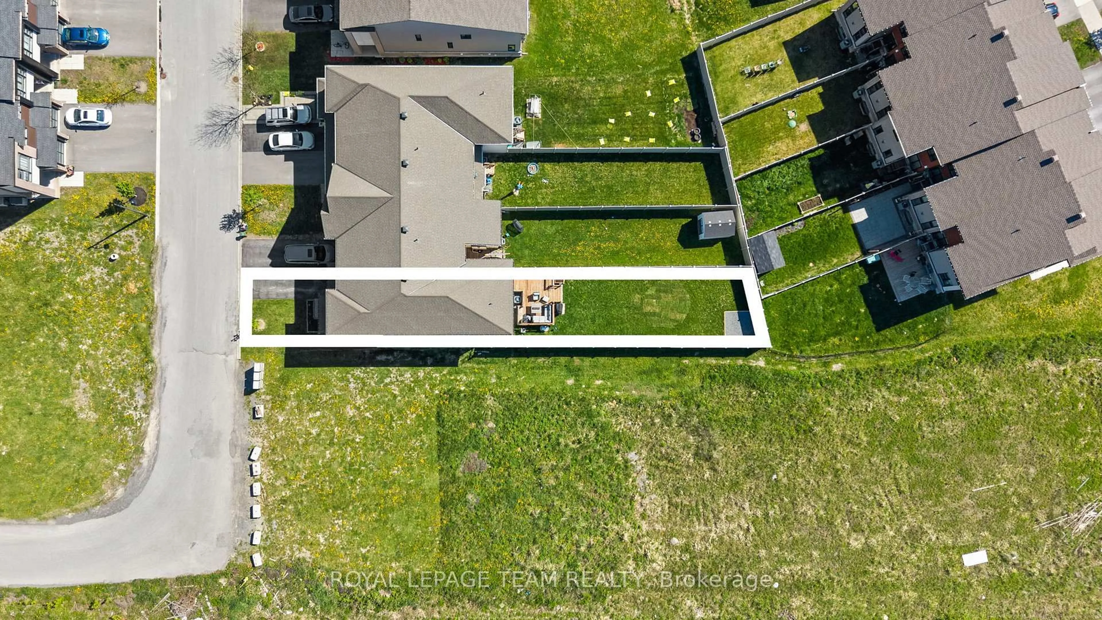 A pic from outside/outdoor area/front of a property/back of a property/a pic from drone, street for 49 Plank St, Ottawa Ontario K2V 0M4