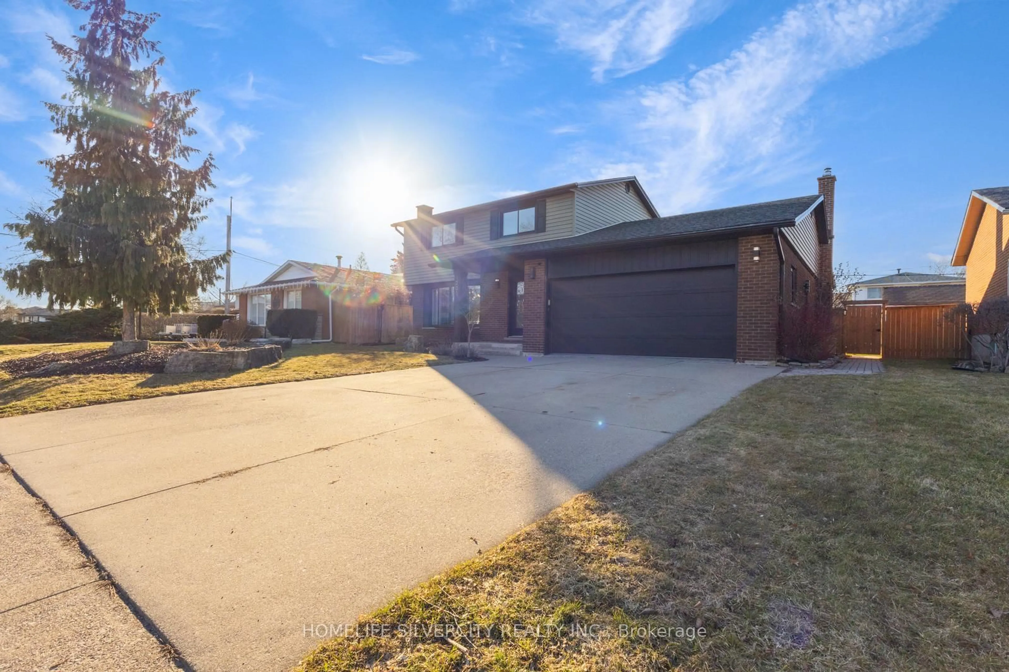 A pic from outside/outdoor area/front of a property/back of a property/a pic from drone, street for 203 Montmorency Dr, Hamilton Ontario L8K 5H3