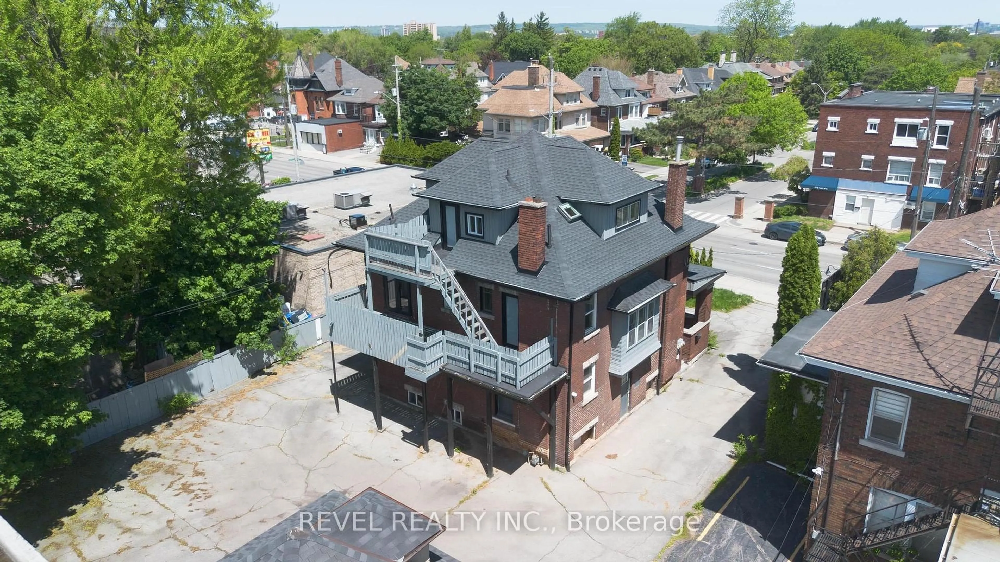 A pic from outside/outdoor area/front of a property/back of a property/a pic from drone, unknown for 822 Main St, Hamilton Ontario L8M 1L6