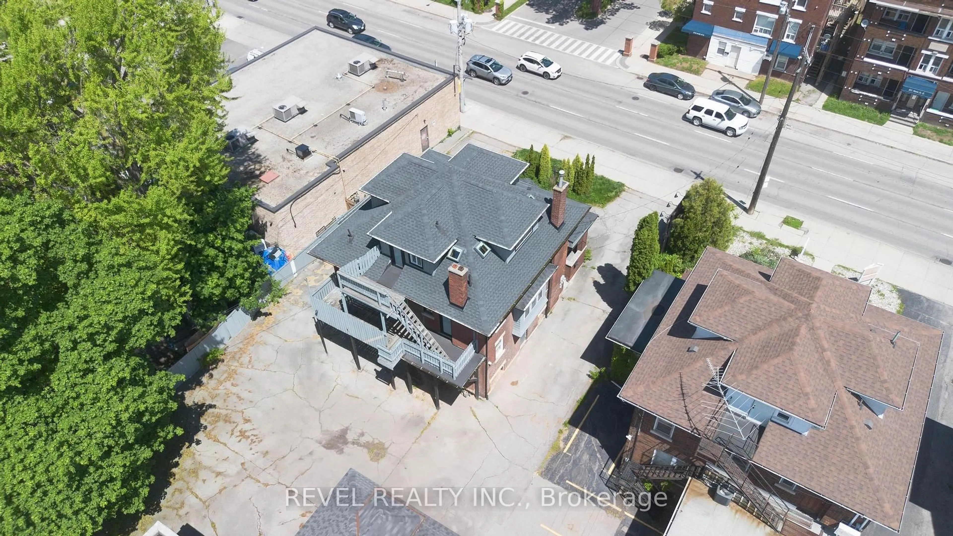 A pic from outside/outdoor area/front of a property/back of a property/a pic from drone, building for 822 Main St, Hamilton Ontario L8M 1L6