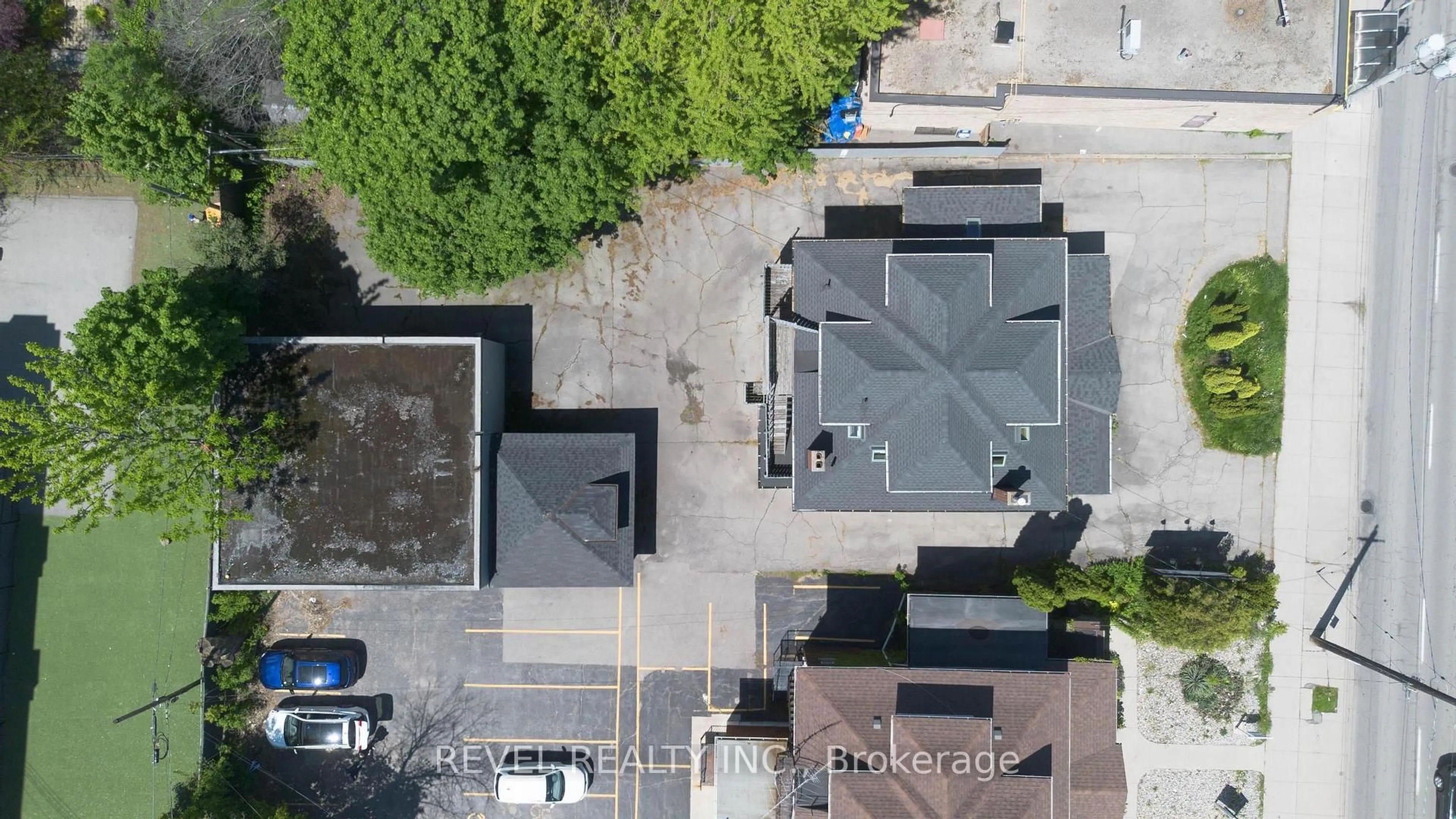 A pic from outside/outdoor area/front of a property/back of a property/a pic from drone, unknown for 822 Main St, Hamilton Ontario L8M 1L6