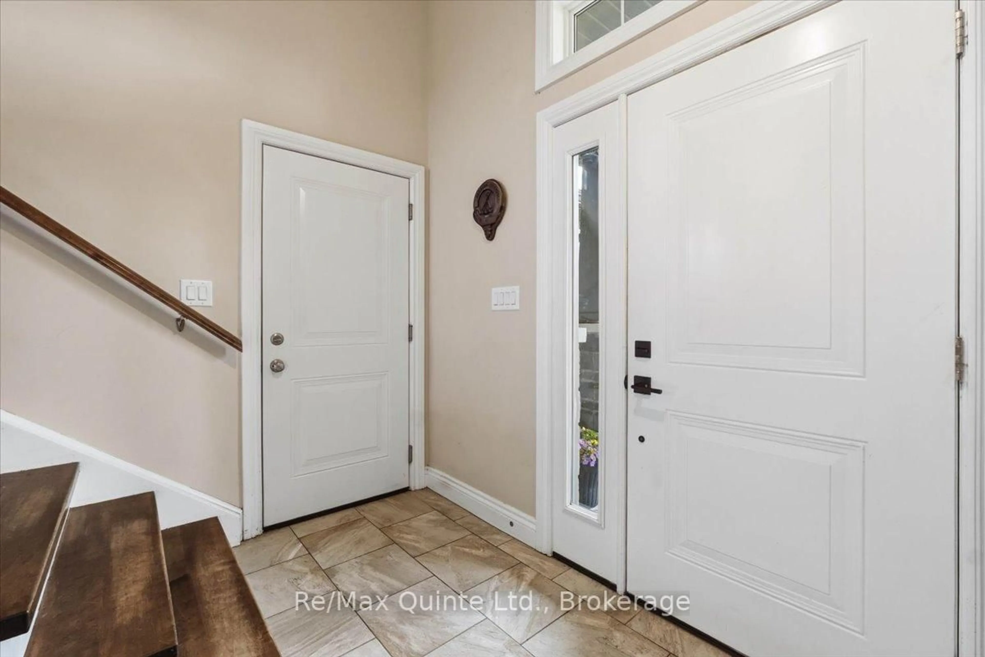 Indoor entryway for 528 Willet Rd, Belleville Ontario K0K 2Y0